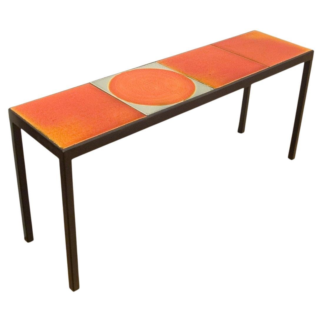 Cette table basse / console est composée de 4 carreaux de céramique fabriqués dans les années 1970 par Roger Capron, l'un des céramistes les plus connus de l'ère moderne.  Chaque carreau est unique, émaillé à la main et varié en couleur et en