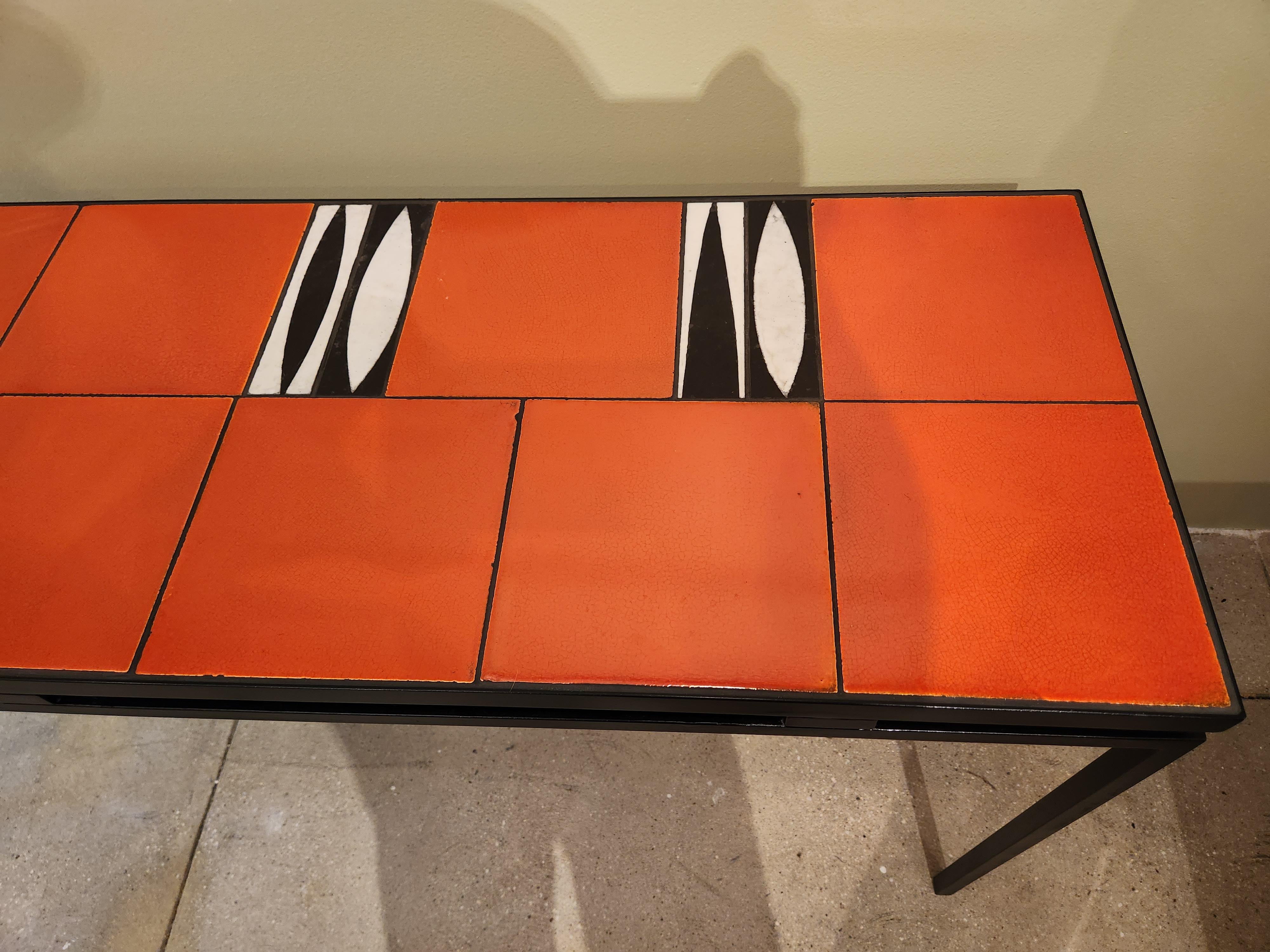 Table console Gueridon avec 12 carreaux de céramique rouge et 8 carreaux de céramique Navette Roger Capron en vente 1