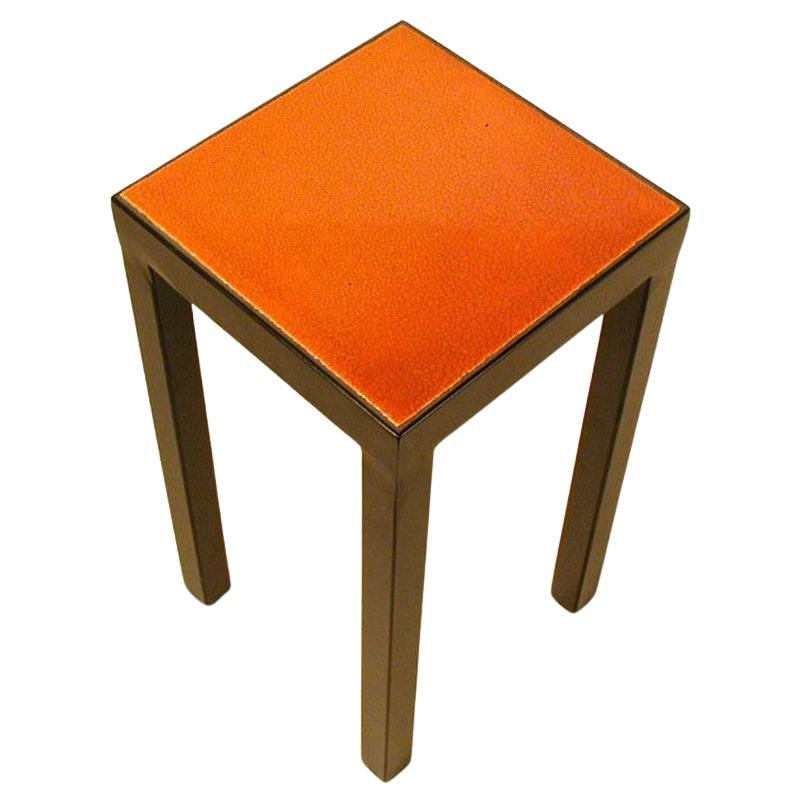 Ces tables d'appoint sont dotées de nouveaux cadres en acier peint et d'un carreau de lave vintage de Roger Capron. Fabriquées dans les années 1970, ces tuiles présentent des variations de couleur et de texture, résultant du processus d'émaillage à
