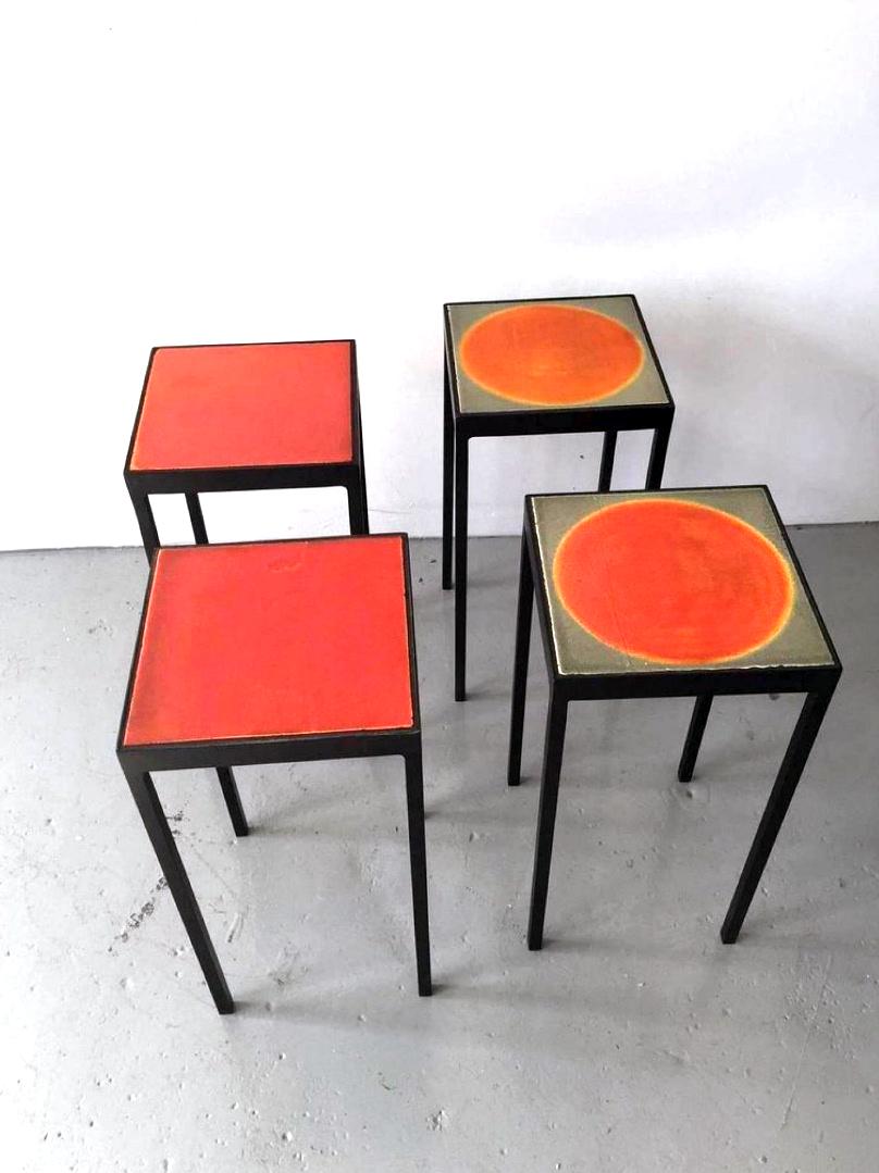 Français Table d'appoint pour bébé Design/One avec carrelage rouge massif par Roger Capron en vente