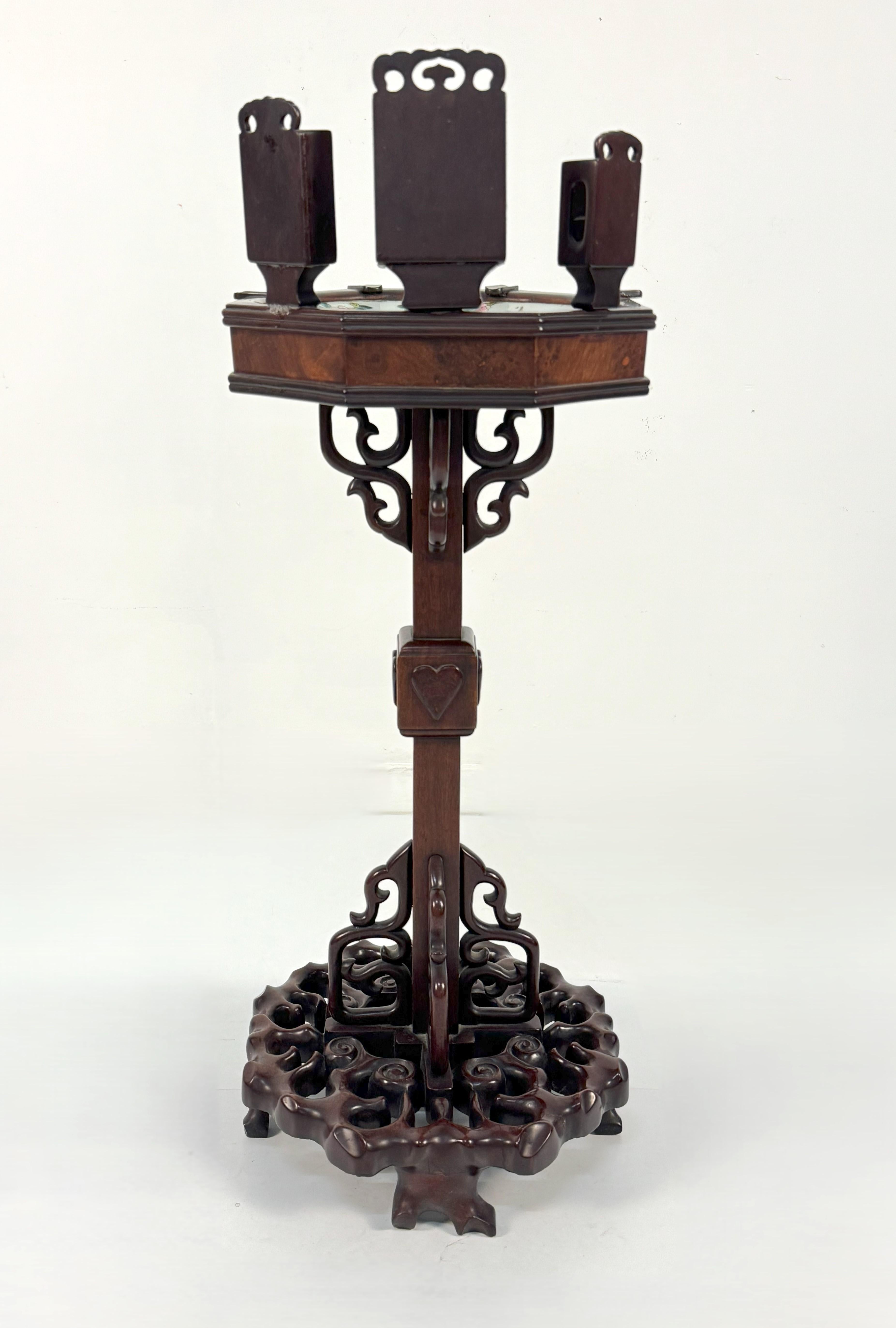 Mahogany Gueridon du fumoir, China, second half of the 19th century, with upper part decorated with a porcelain plate with floral motifs, central upright on circular base carved with phytomorphic decoration, 82x29x29 cm