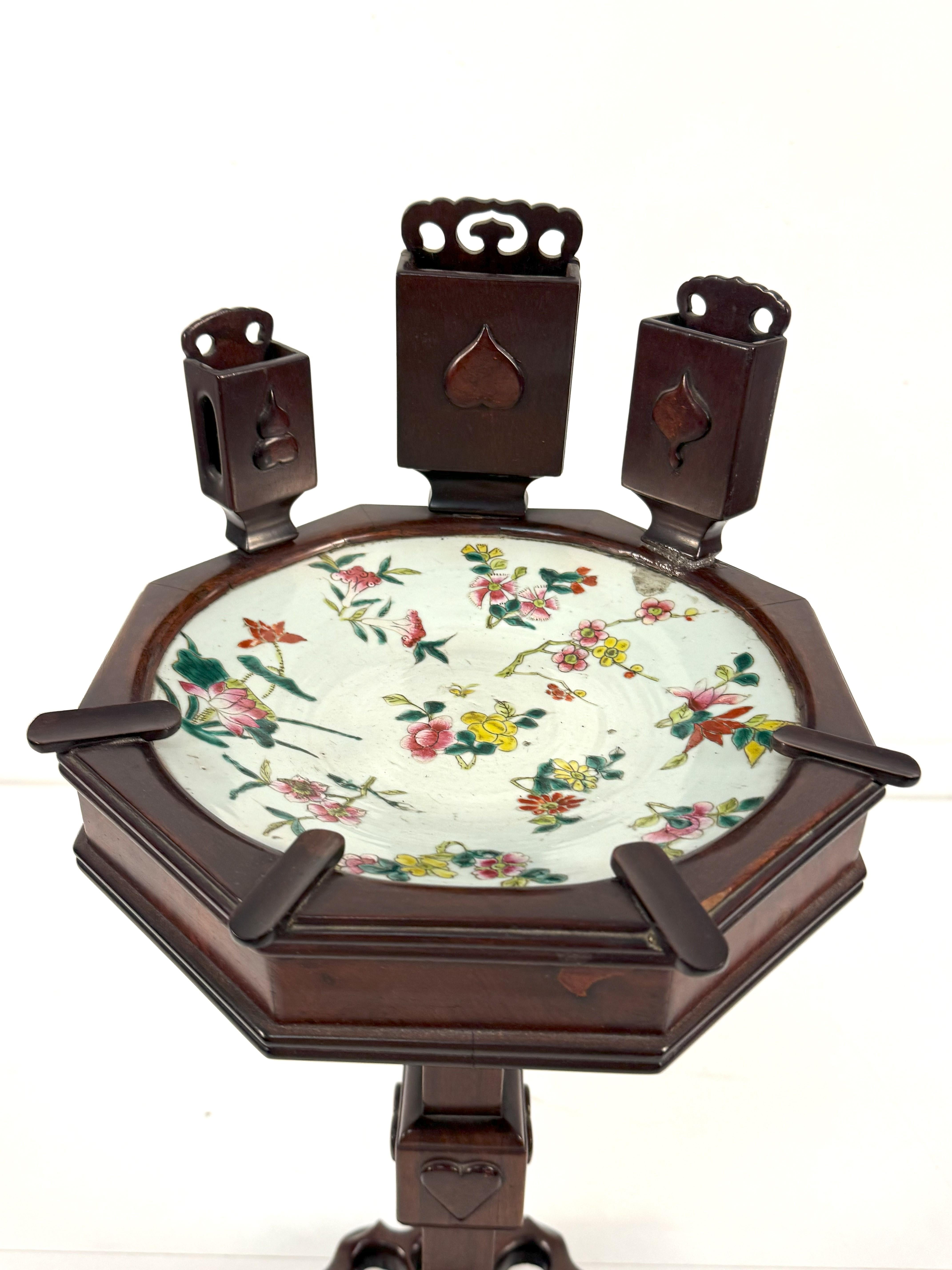 Mahogany gueridon du fumoir, China, second half of the 19th century In Good Condition For Sale In Milano, IT