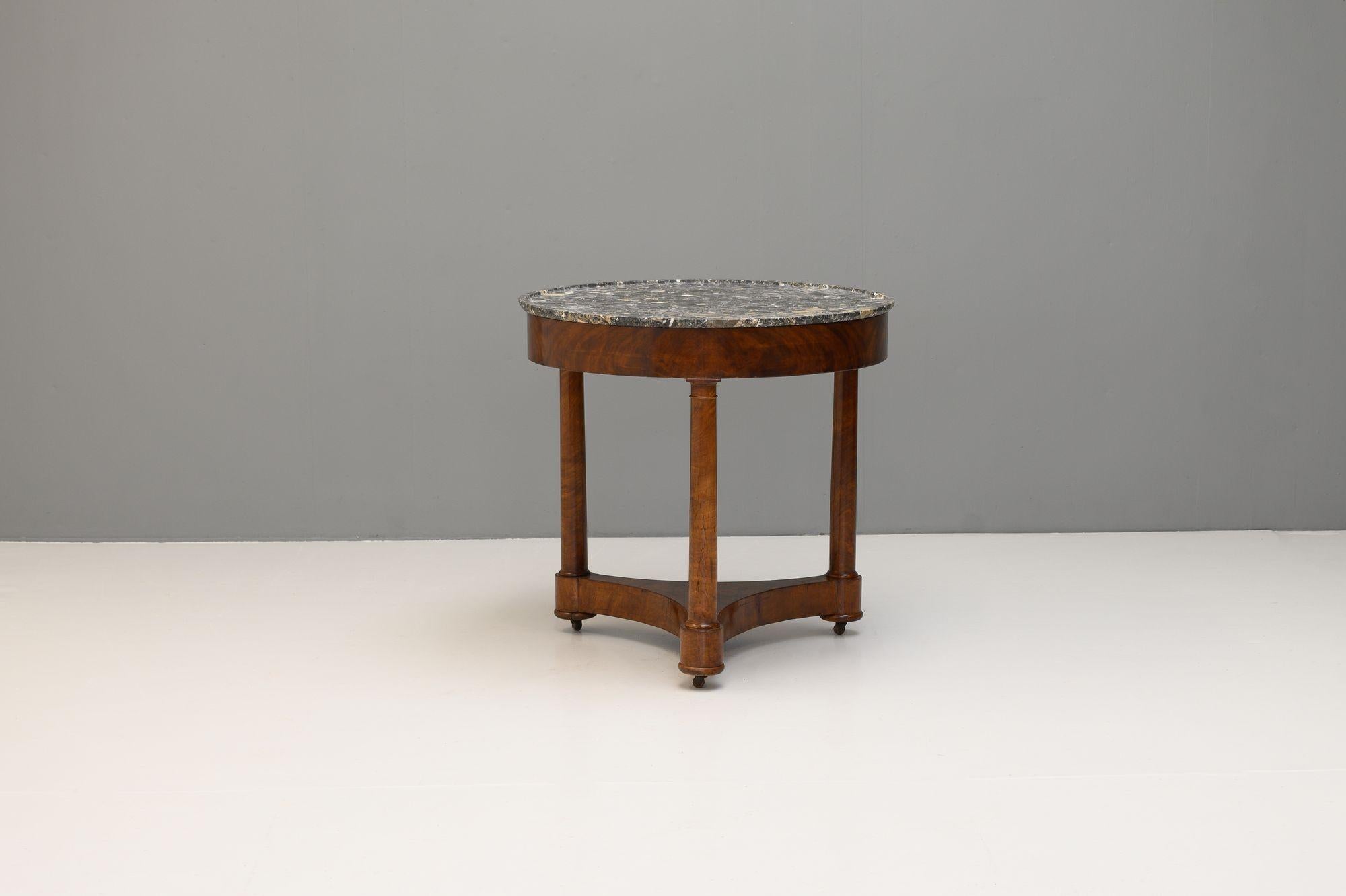 French mahogany gueridon on platform base in mahogany. ( Marble repaired ) Circa 1860.


H 79cm x W 82cm x D 82cm