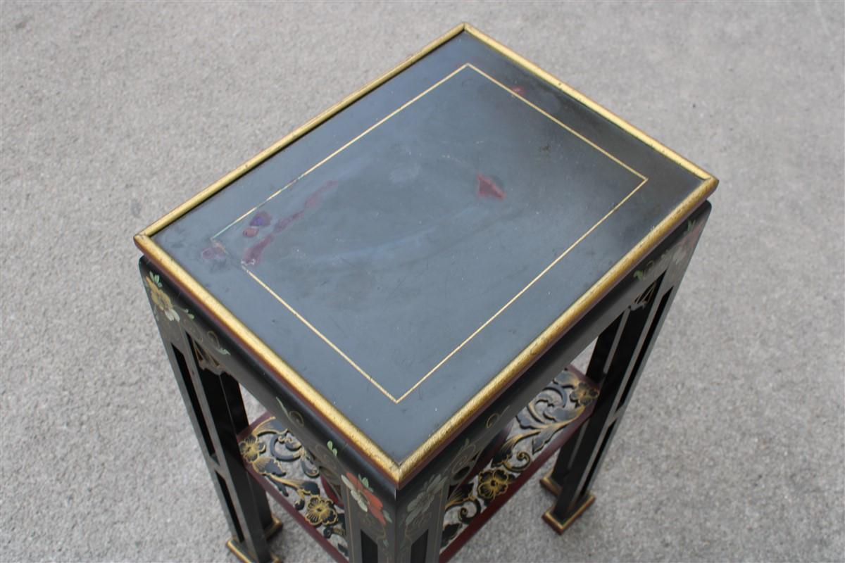 Guèridon in Chinese Lacquer circa 1950s colored wood and floral with gilded parts For Sale 4