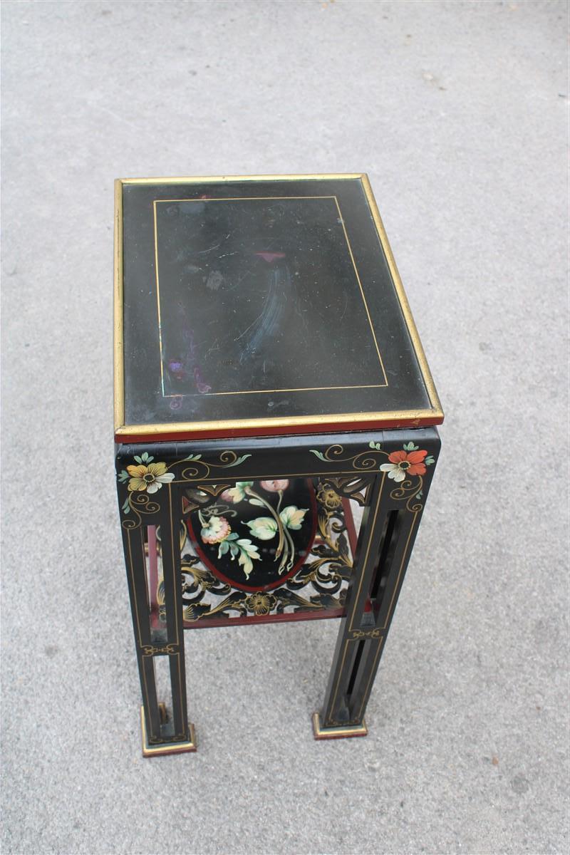 Guèridon in Chinese Lacquer circa 1950s colored wood and floral with gilded parts For Sale 5