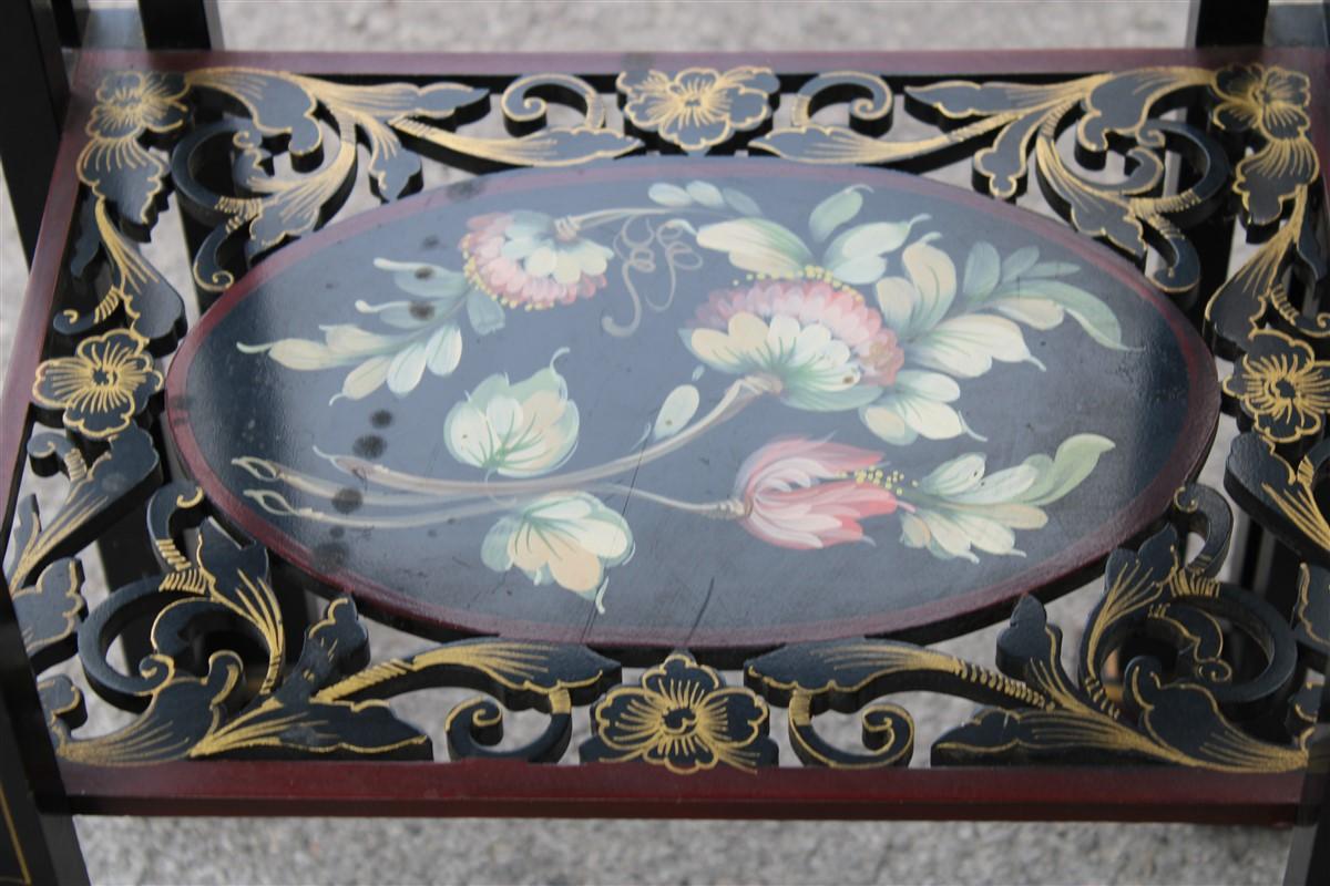 Mid-Century Modern Guèridon in Chinese Lacquer circa 1950s colored wood and floral with gilded parts For Sale