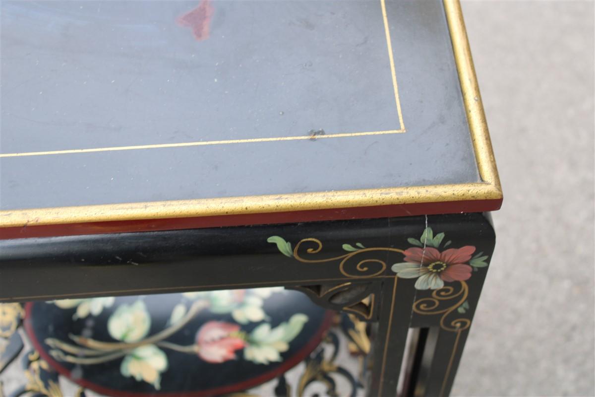 Guèridon in Chinese Lacquer circa 1950s colored wood and floral with gilded parts In Good Condition For Sale In Palermo, Sicily