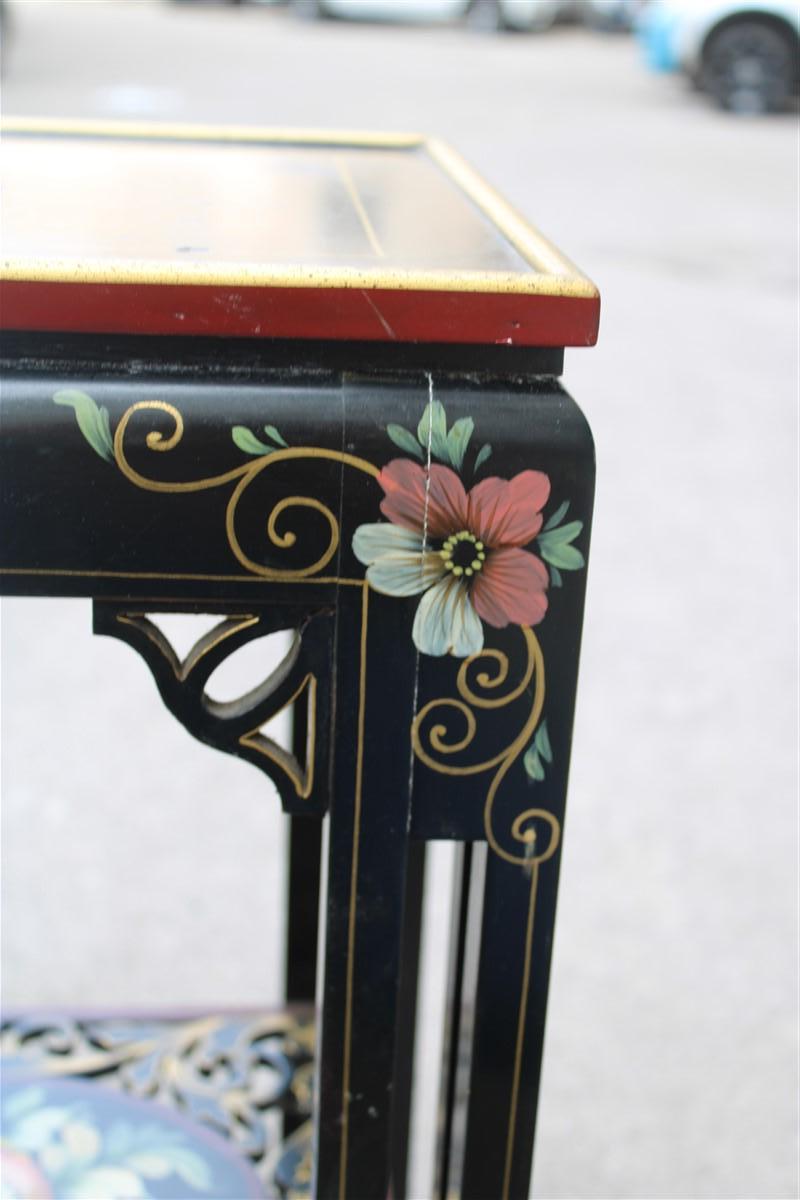 Guèridon in Lacca Cinese 1950s circa legno colorato e floreale con parti dorate In condizioni buone in vendita a Palermo, Sicily
