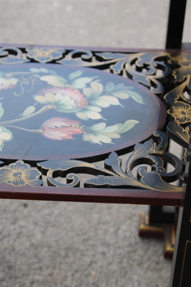 Guèridon in Chinese Lacquer circa 1950s colored wood and floral with gilded parts For Sale 2