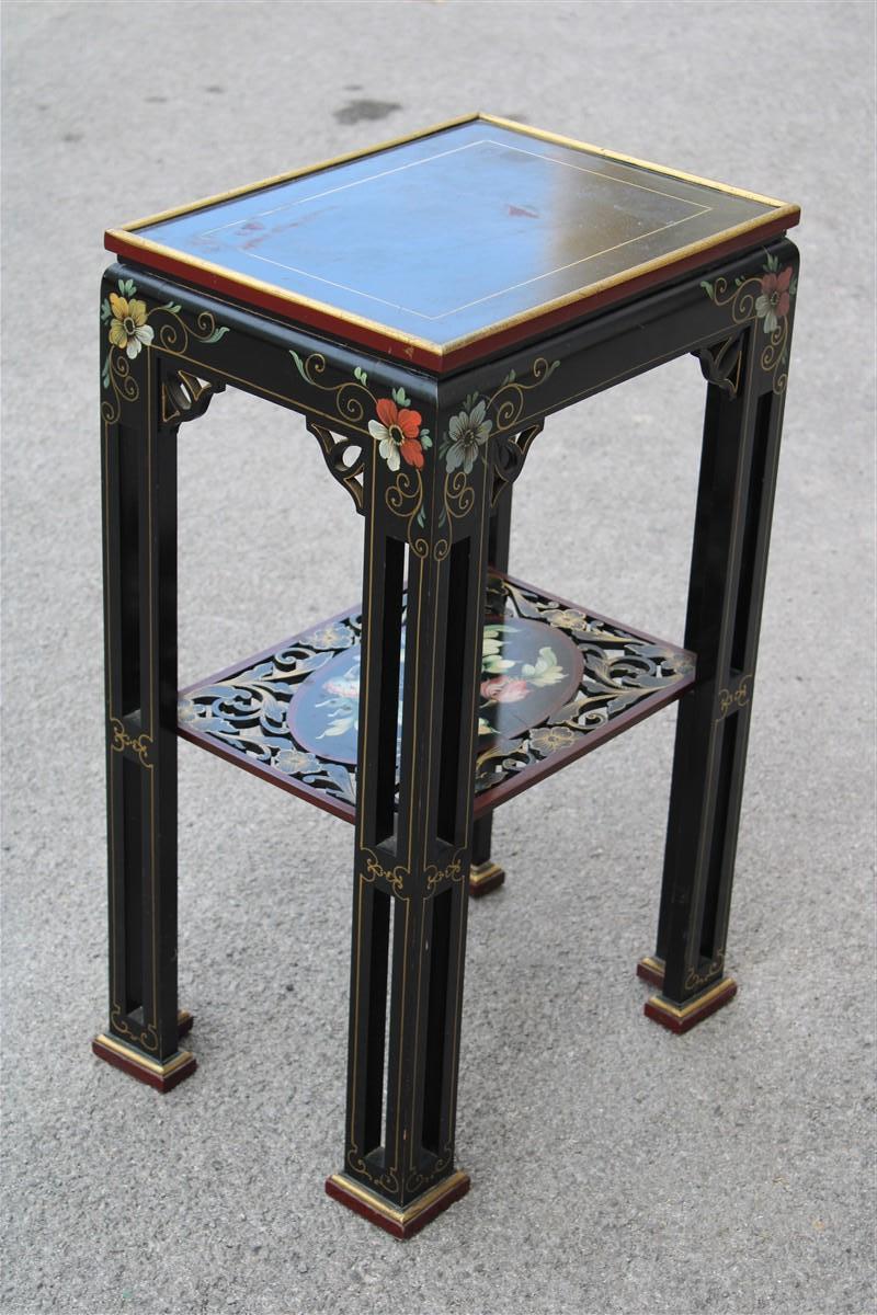 Guèridon in Chinese Lacquer circa 1950s colored wood and floral with gilded parts For Sale 3