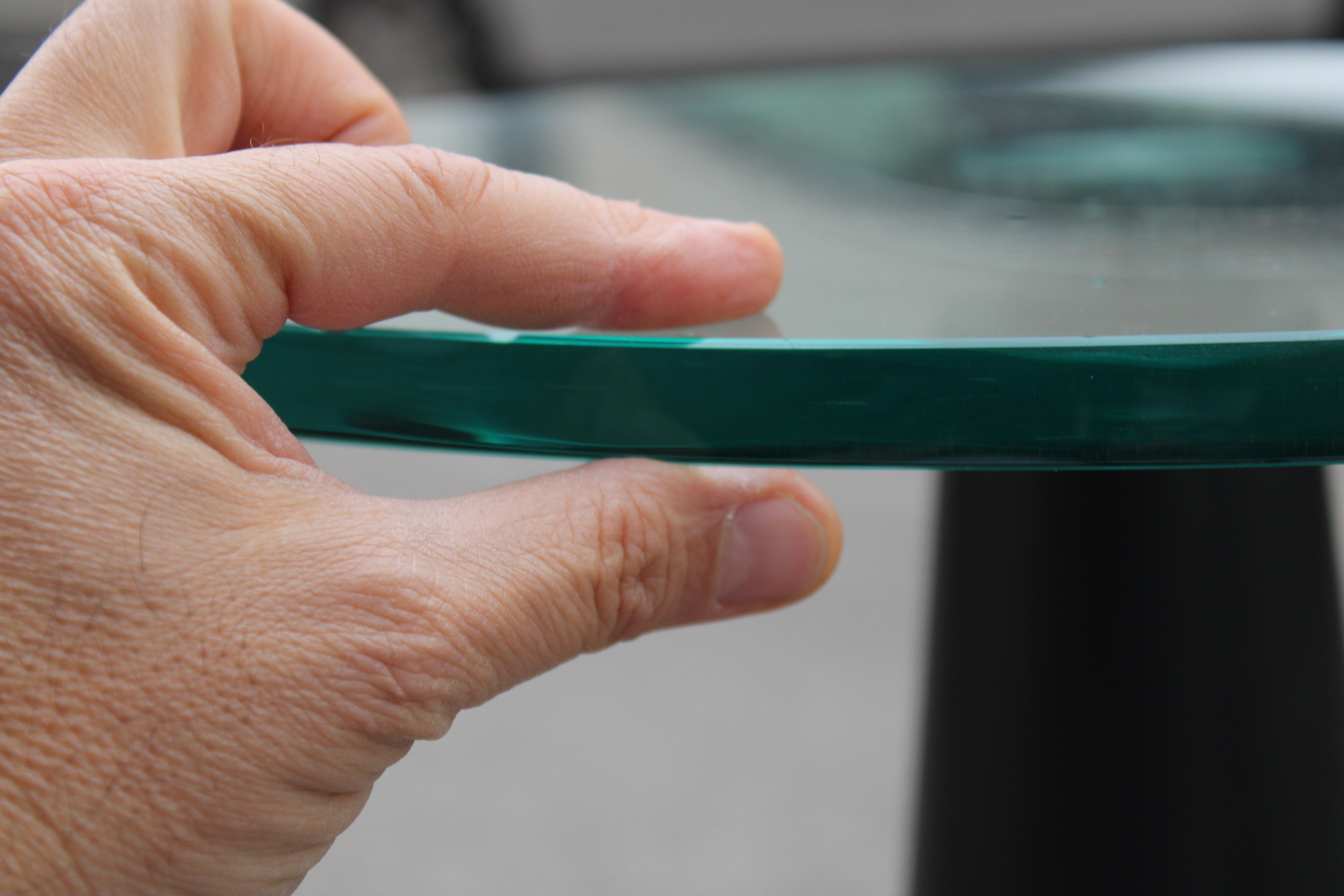 Gueridon Italiano fusto in legno conico laccato nero piano in vetro spesso 1980 (Italienisch) im Angebot