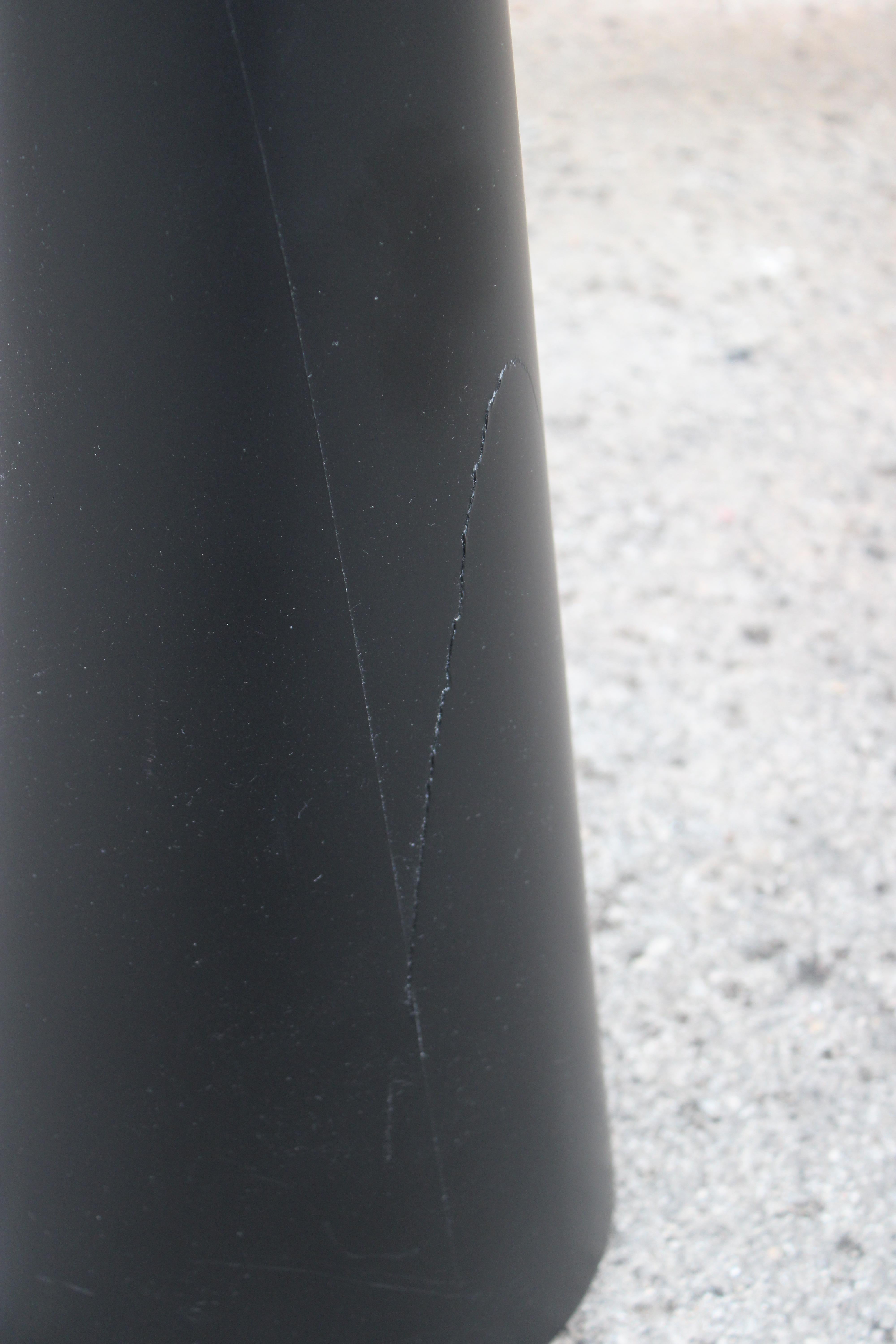 Gueridon Italiano fusto in legno conico laccato nero piano in vetro spesso 1980 (Ende des 20. Jahrhunderts) im Angebot