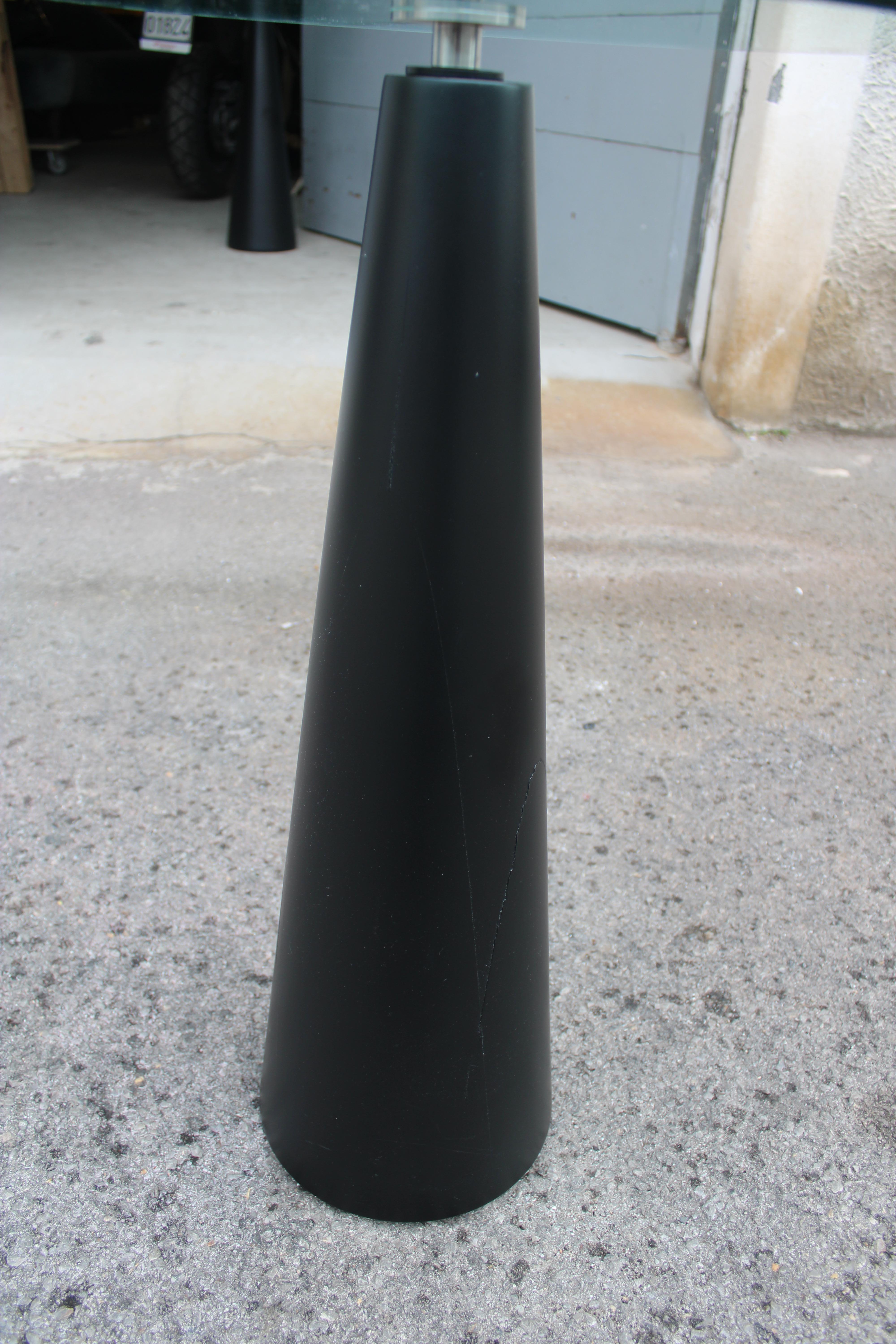 Gueridon Italiano fusto in legno conico laccato nero piano in vetro spesso 1980 im Angebot 1