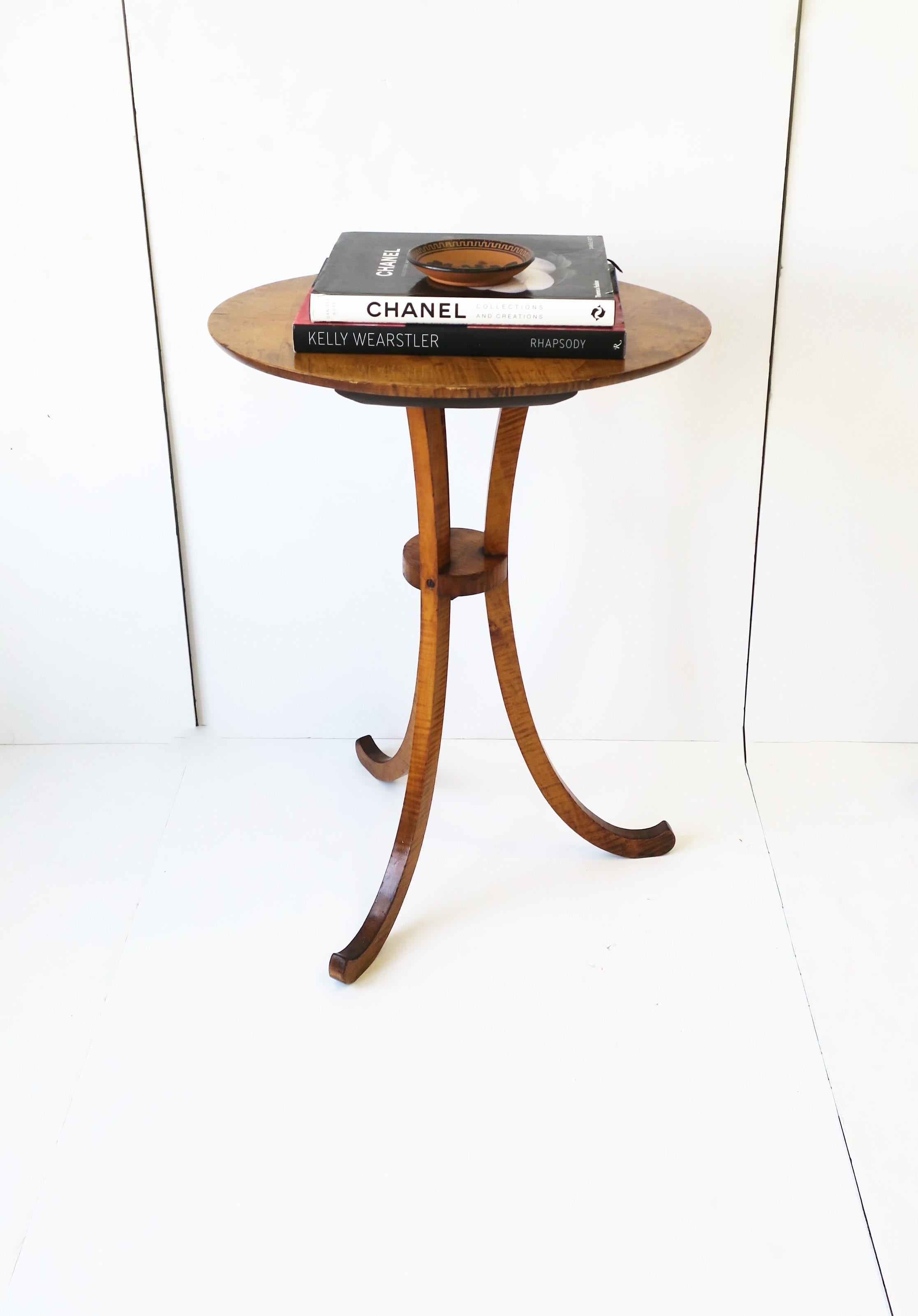Table d'appoint ou de chevet en bois d'érable avec pied tripode évasé  en vente 4