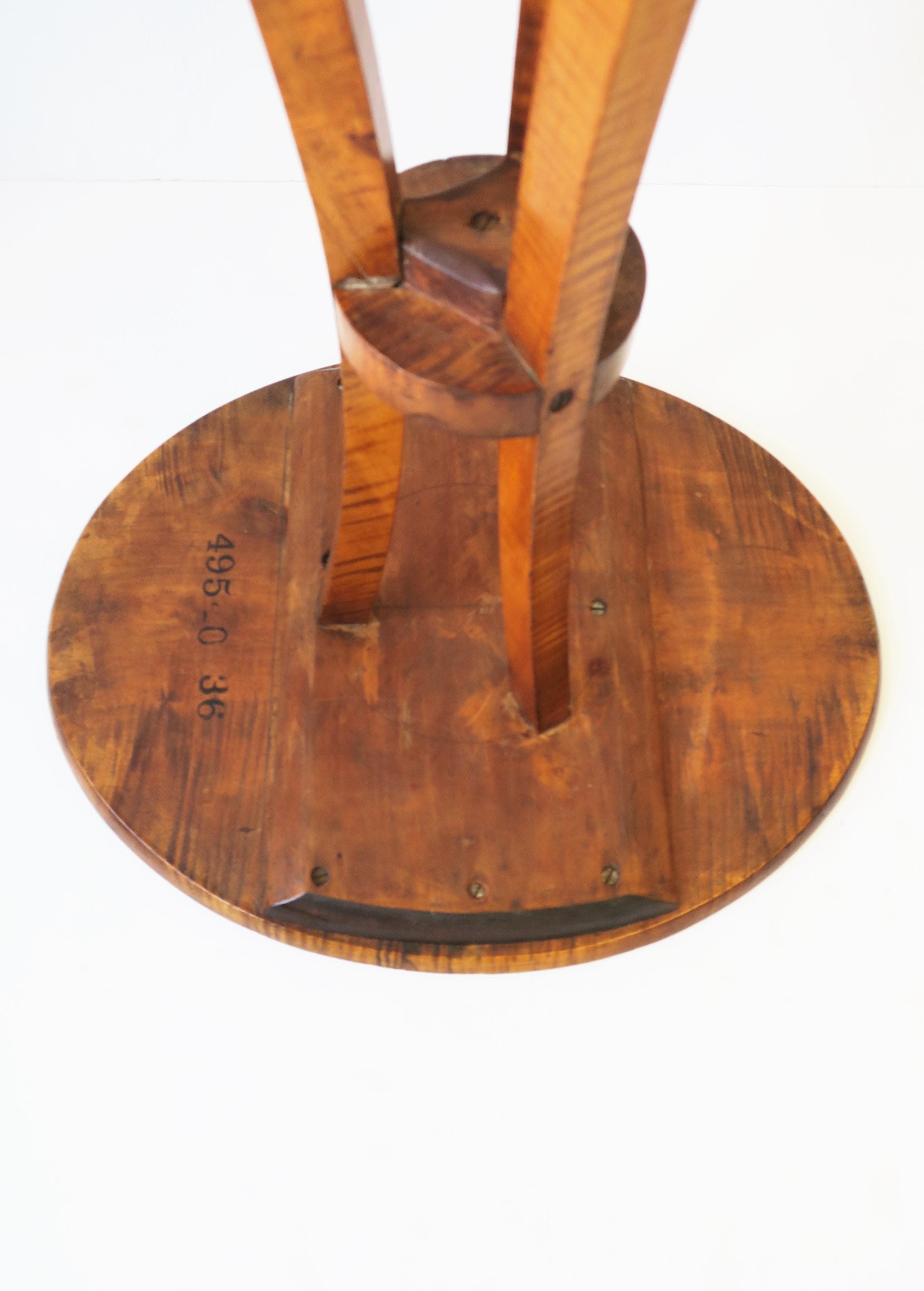 Table d'appoint ou de chevet en bois d'érable avec pied tripode évasé  en vente 9