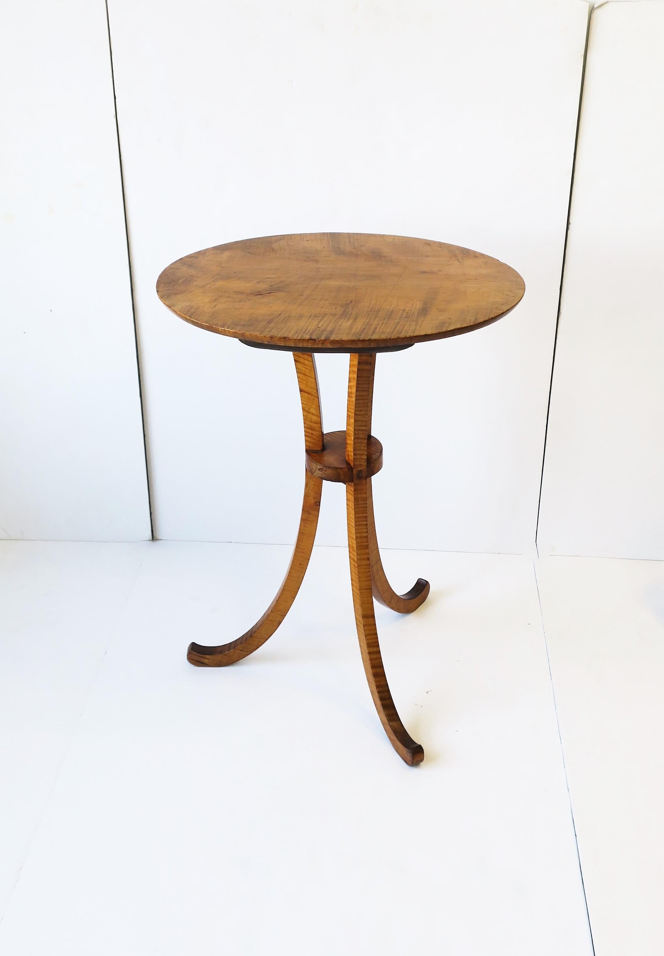 A very beautiful Gueridon maple wood end or side table with oval top and tripod flared leg, circa 20th century. Very good condition as shown in images. Dimensions: 16.38