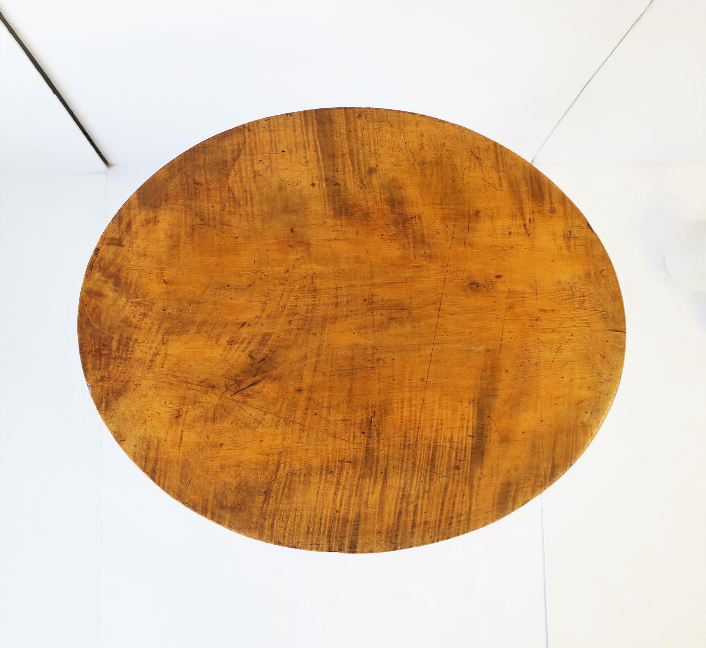 20ième siècle Table d'appoint ou de chevet en bois d'érable avec pied tripode évasé  en vente