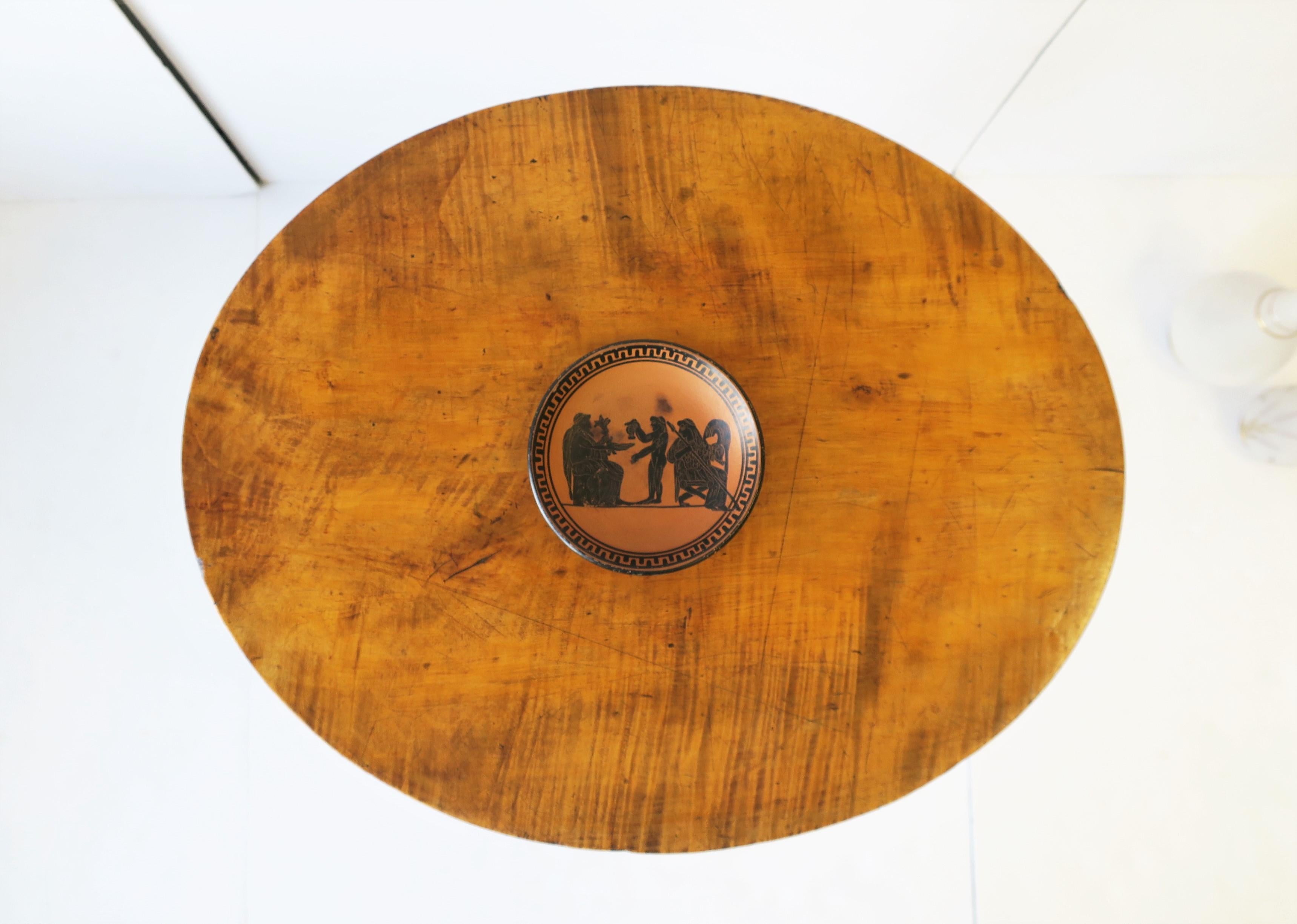 Érable Table d'appoint ou de chevet en bois d'érable avec pied tripode évasé  en vente
