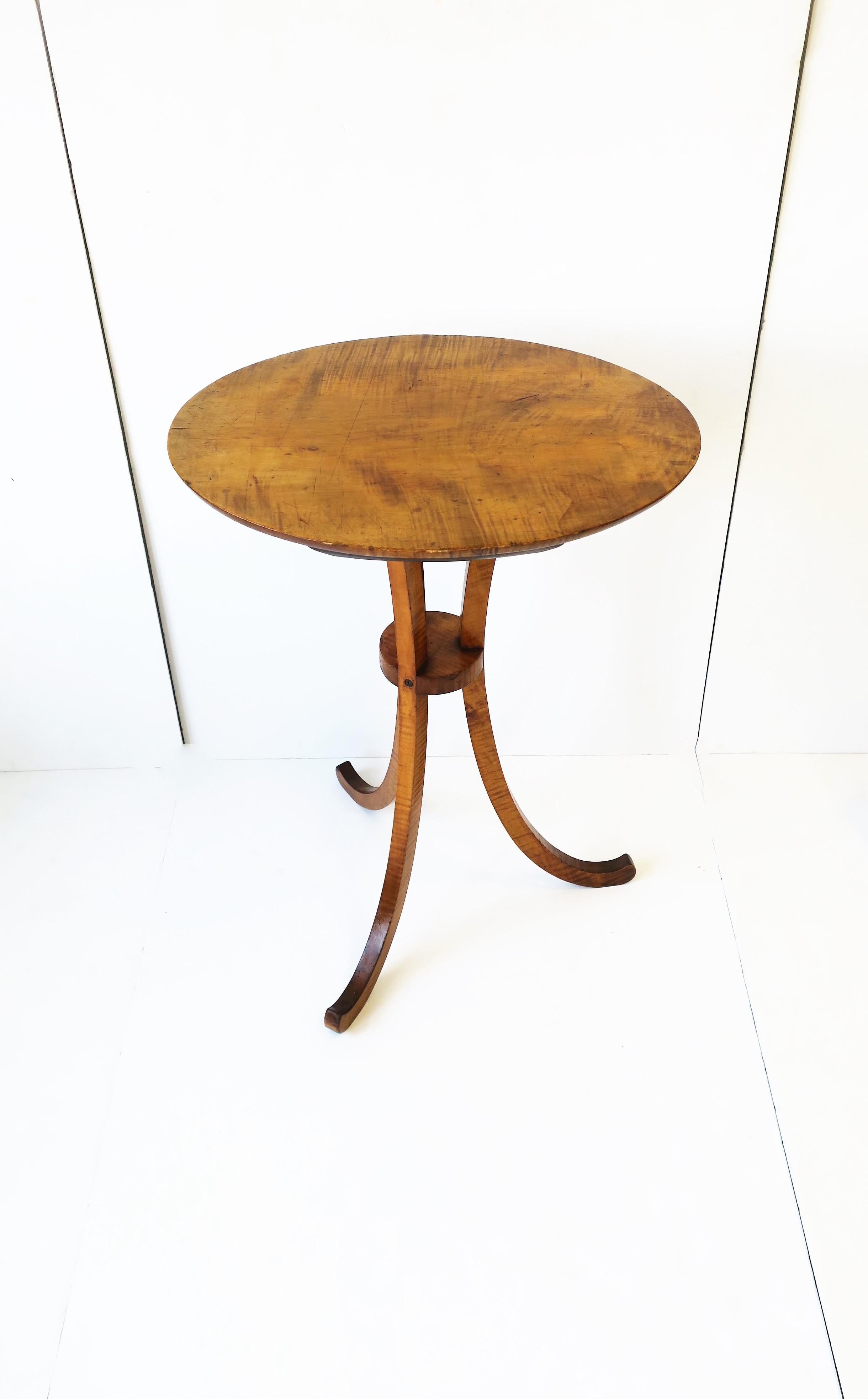 Table d'appoint ou de chevet en bois d'érable avec pied tripode évasé  en vente 1