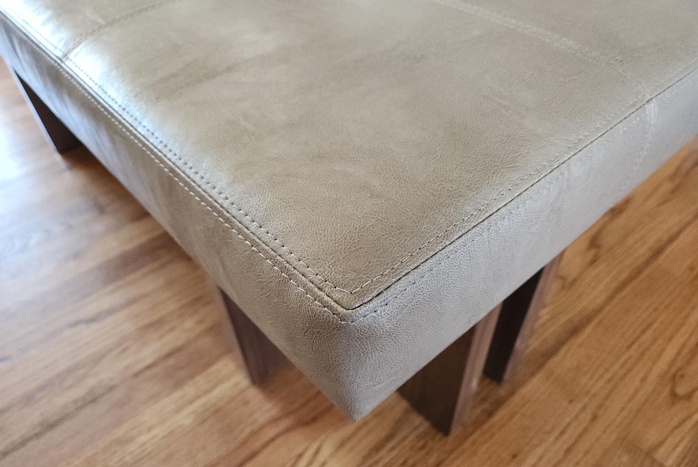 Banc ottoman Gueridon fabriqué à la main sur commande, tissu COM, fabriqué aux États-Unis. Neuf - En vente à Stratford, CT
