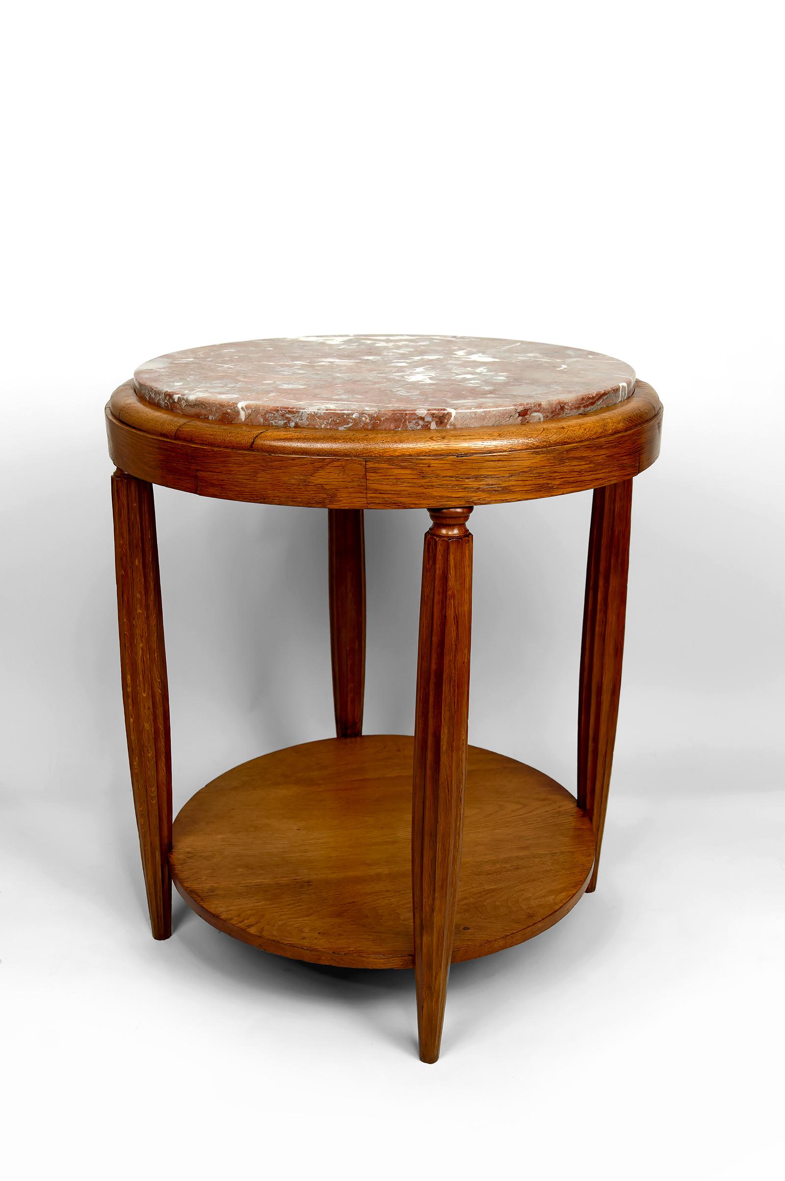 Gueridon / Table d'appoint en chêne massif avec plateau en marbre griotte
France, Art Deco, Circa 1920

Elégante table d'appoint Art Déco, fabriquée en France vers 1920.

Sa structure en chêne massif met en valeur la finesse de l'ébénisterie, avec