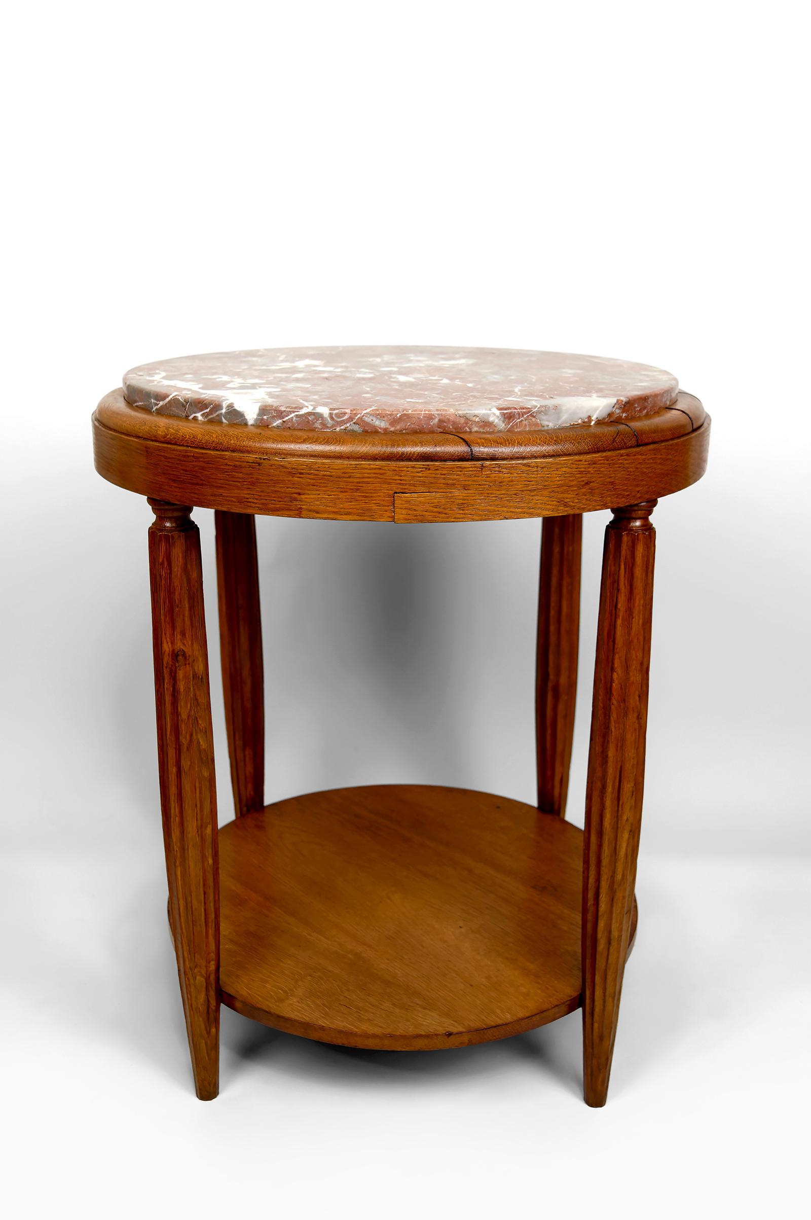 Art déco Guéridon / Table d'appoint en Oak avec plateau en marbre Griotte France, A.I.C., C.1920 en vente