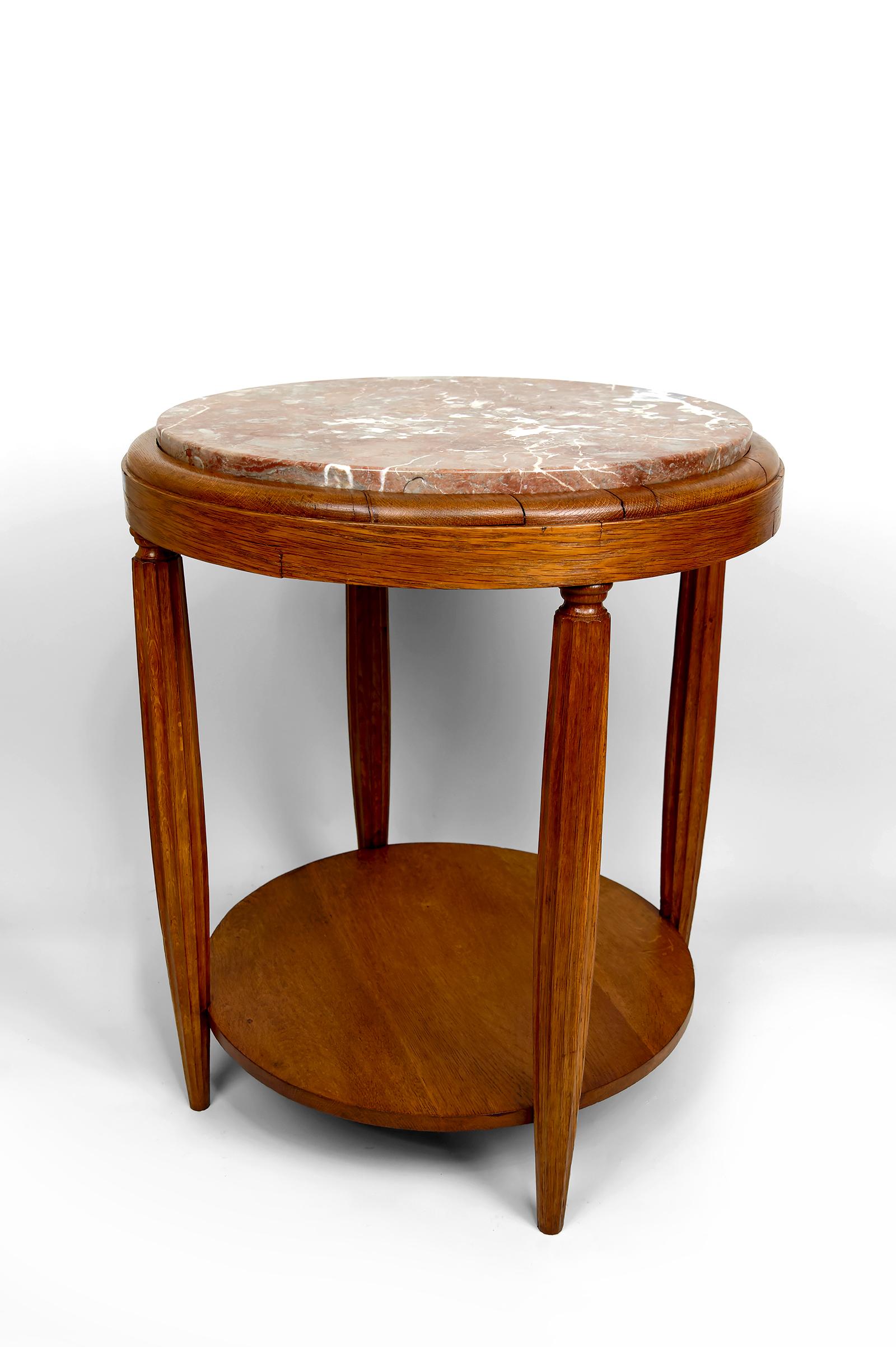 Français Guéridon / Table d'appoint en Oak avec plateau en marbre Griotte France, A.I.C., C.1920 en vente