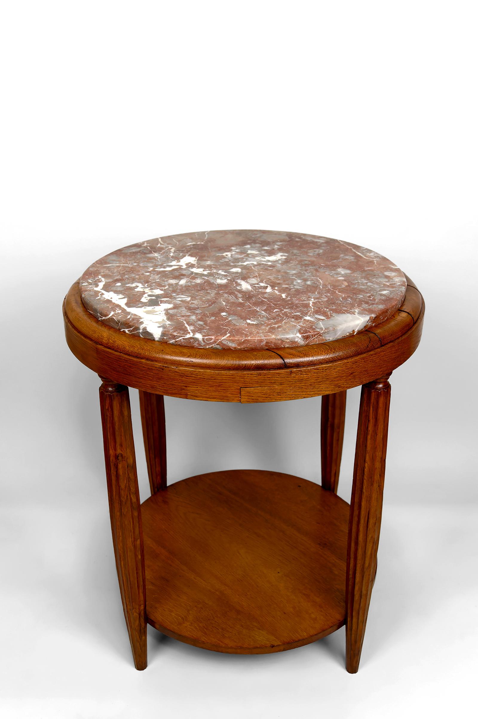 Sculpté Guéridon / Table d'appoint en Oak avec plateau en marbre Griotte France, A.I.C., C.1920 en vente