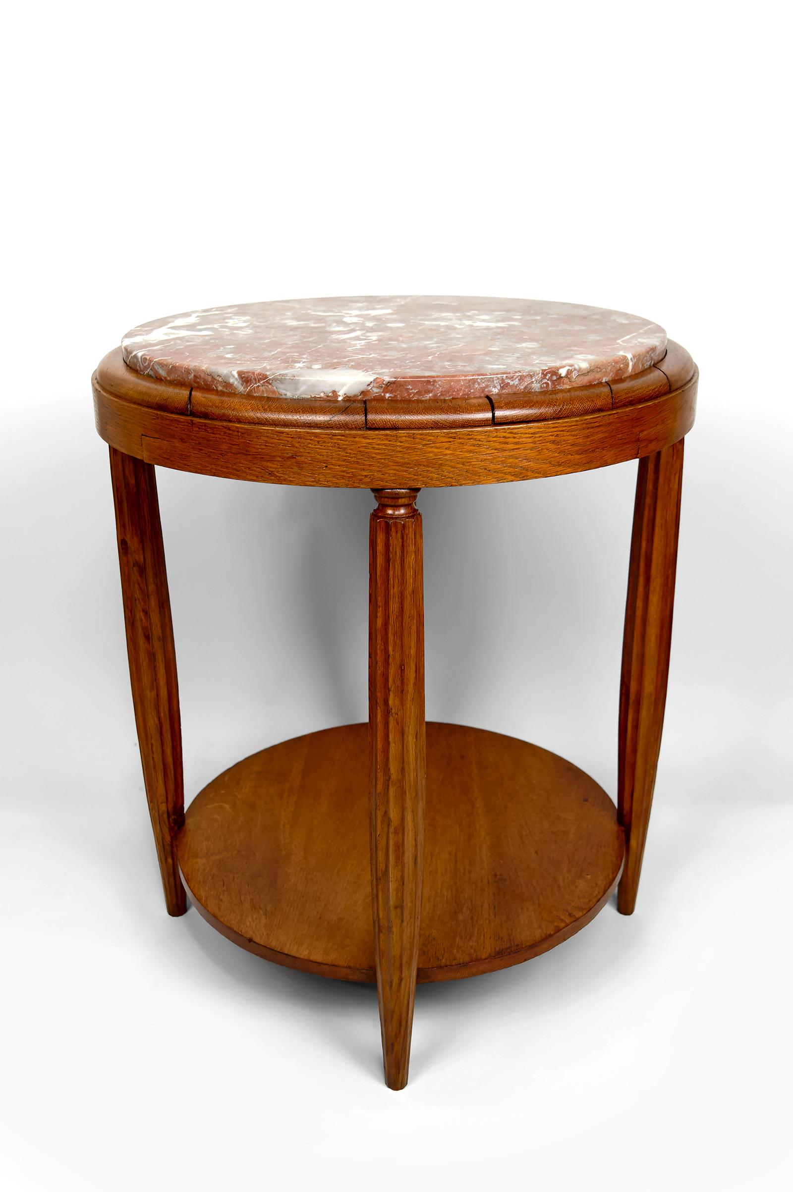 Guéridon / Table d'appoint en Oak avec plateau en marbre Griotte France, A.I.C., C.1920 Bon état - En vente à VÉZELAY, FR