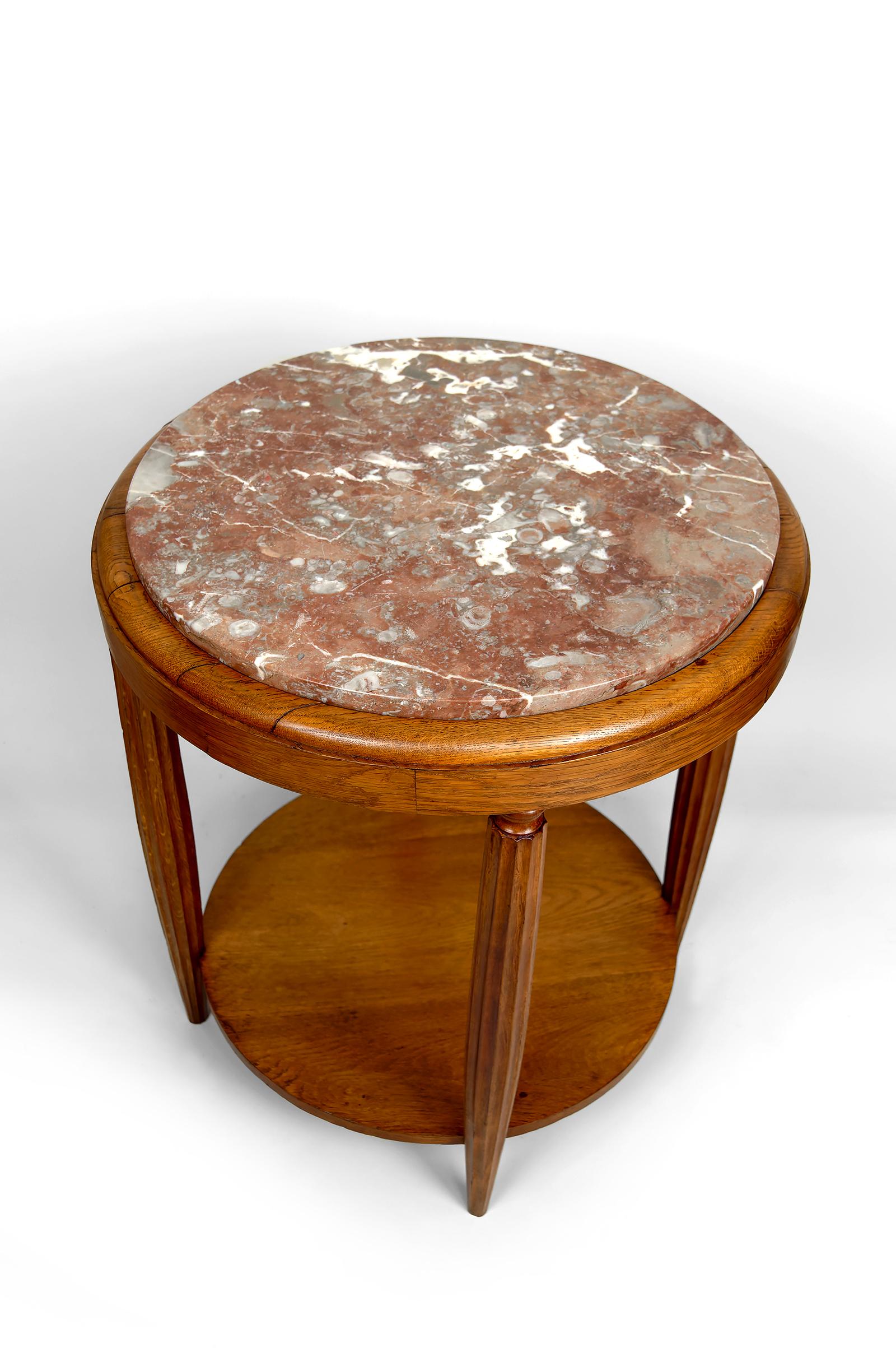 Début du 20ème siècle Guéridon / Table d'appoint en Oak avec plateau en marbre Griotte France, A.I.C., C.1920 en vente