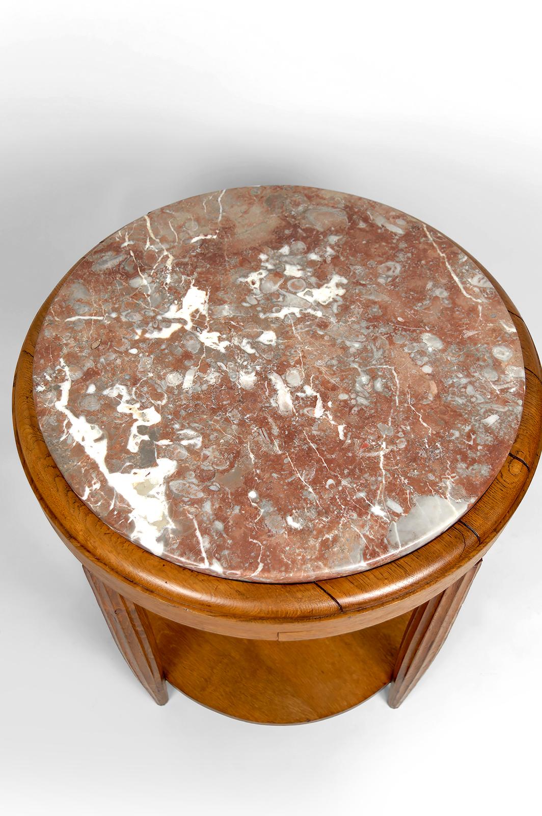 Marbre Guéridon / Table d'appoint en Oak avec plateau en marbre Griotte France, A.I.C., C.1920 en vente