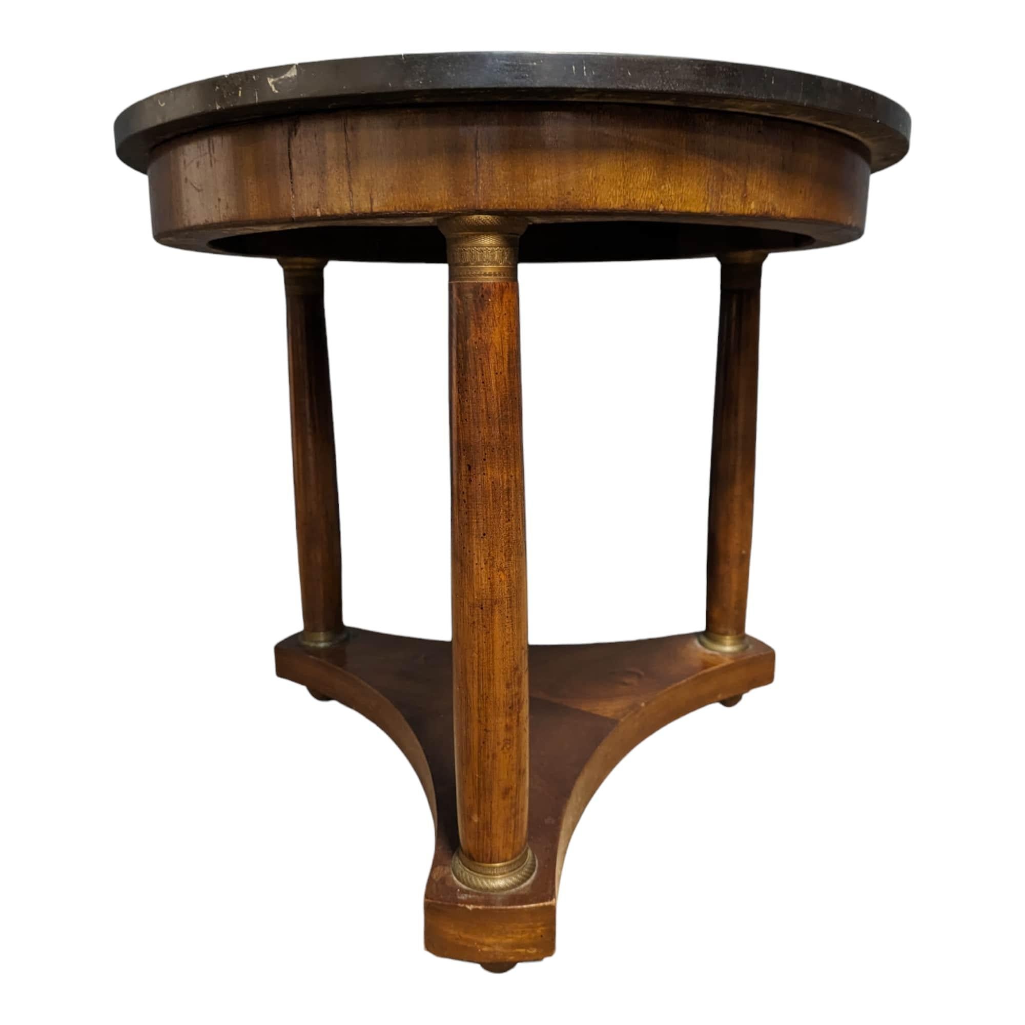 Coming from France. Immerse yourself in the opulence and refinement of the Empire style with this superb mahogany pedestal table, a piece that evokes the majestic elegance of the Napoleonic era.

This pedestal table perfectly embodies the imperial