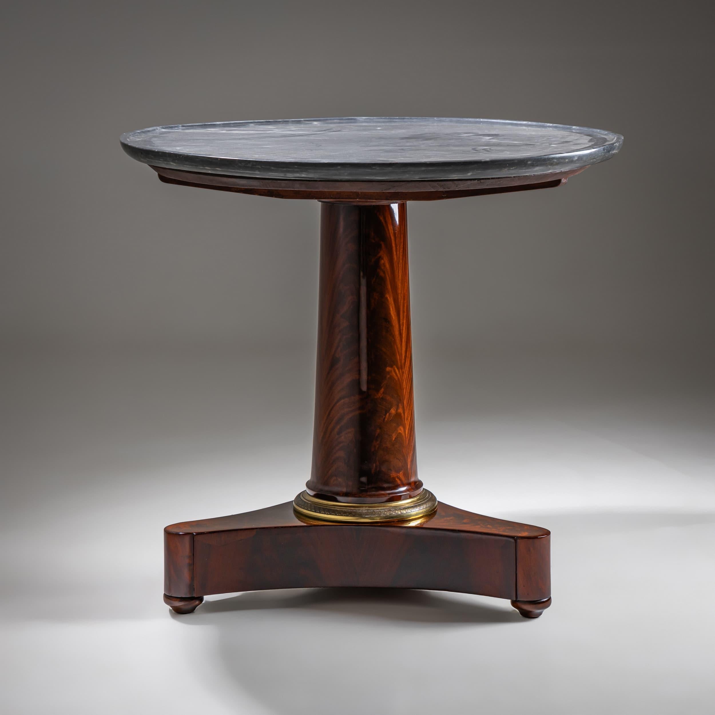 Placage Table Guéridon, France vers 1830 en vente