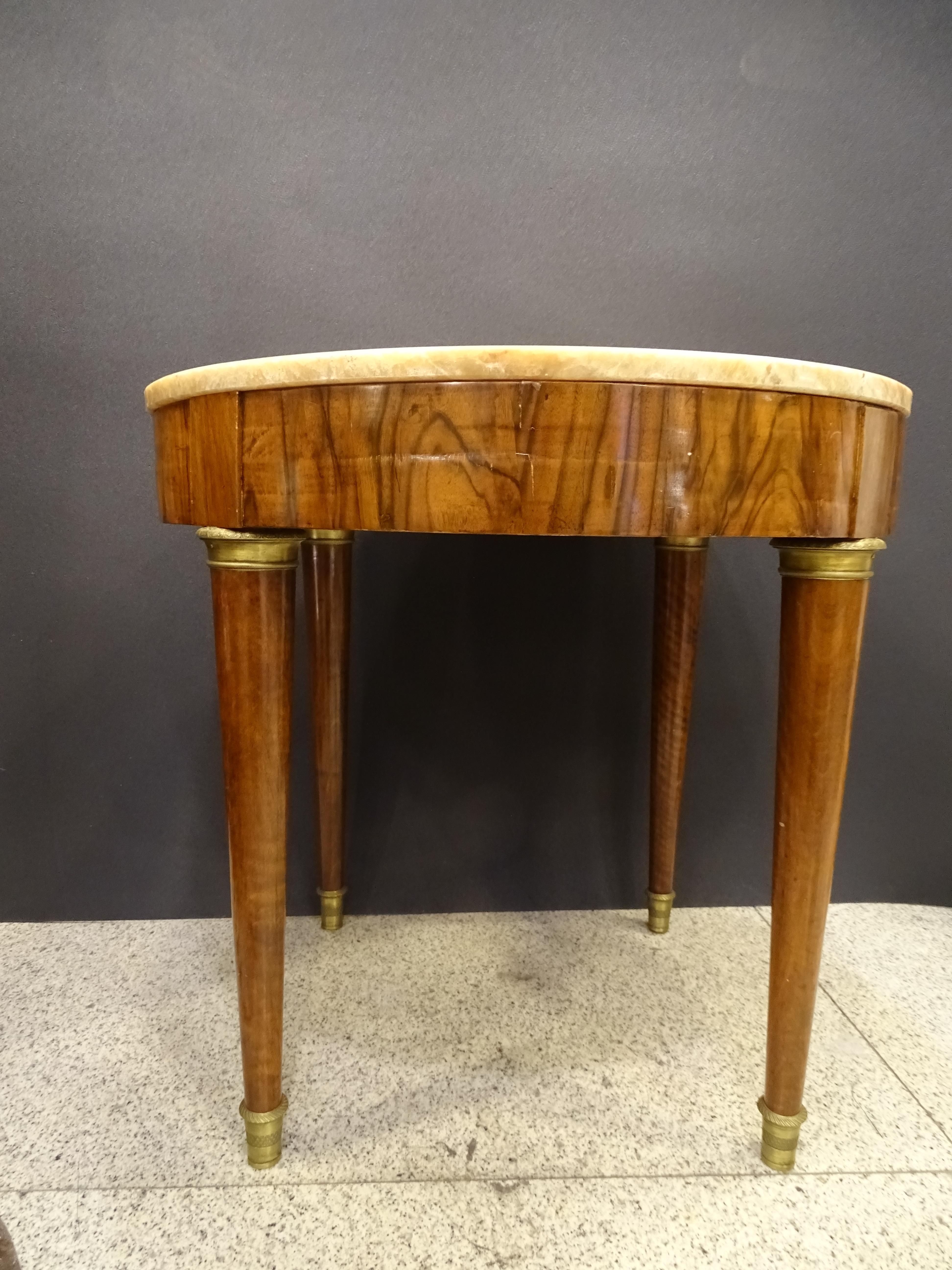 Outstanding and very refined  Gueridon Louis XVI, France, PP S XIX.
Gueridon or pedestal table with a circular profile and generous measurements, refined lines following the  aesthetic discourse of the Louis XVI style, is supported on 4 cylindrical