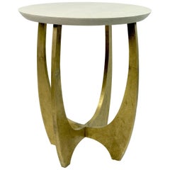 Mesa Gueridon de piel de zapa y latón texturizado by Ginger Brown