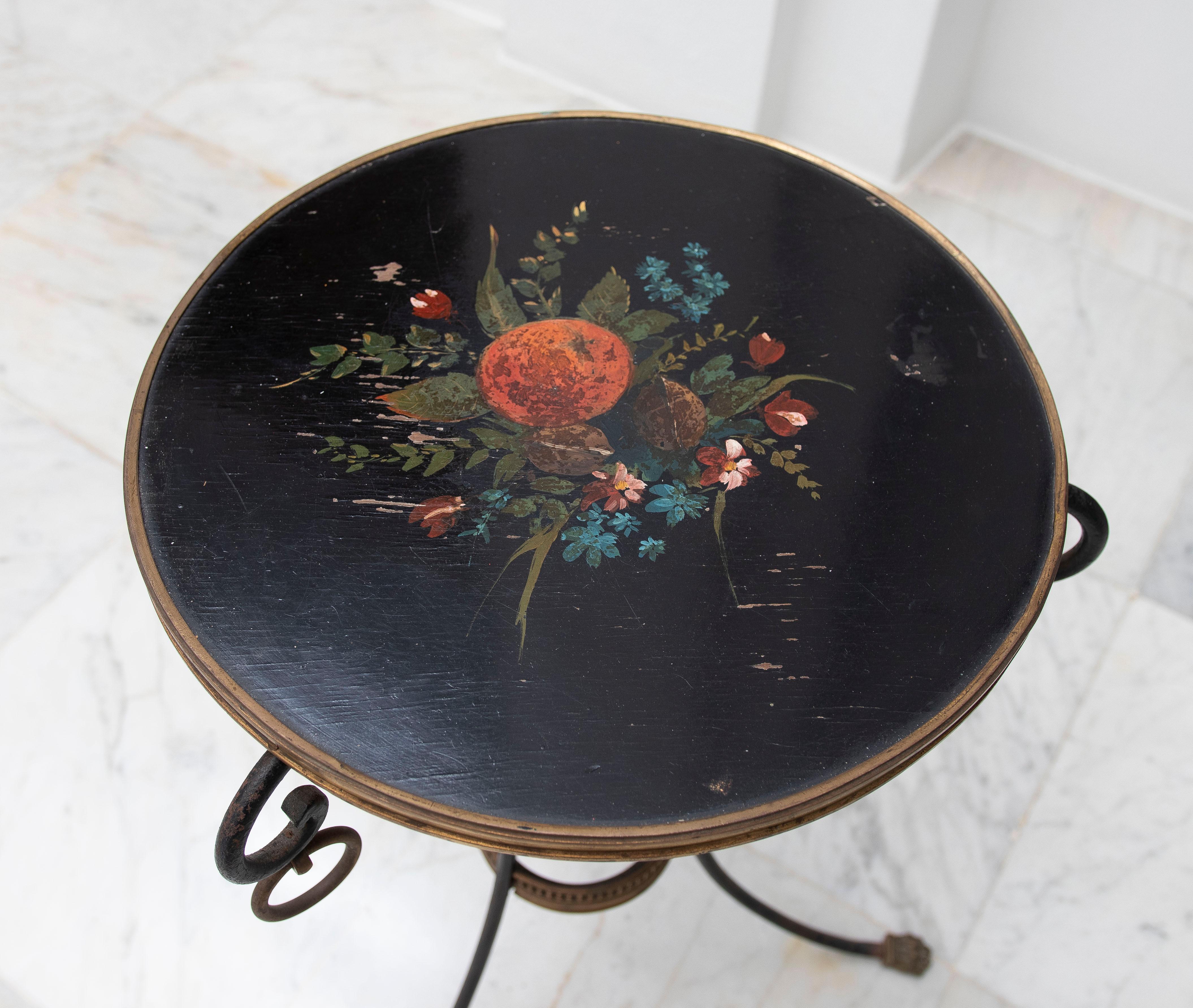 Table Gueridon avec pieds en fer, pieds en bronze The Claw et couvercle rond peint en vente 4