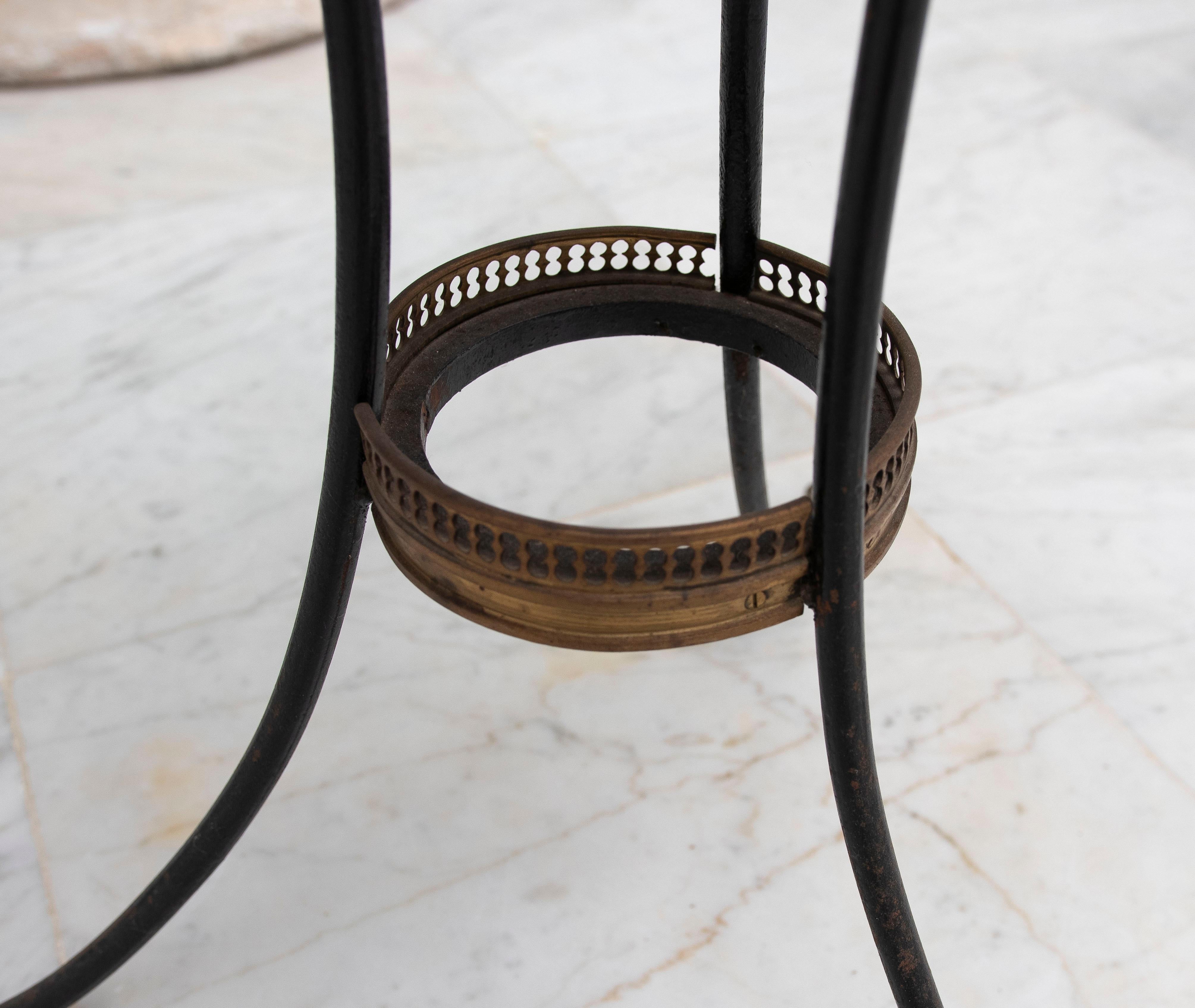 Table Gueridon avec pieds en fer, pieds en bronze The Claw et couvercle rond peint en vente 5