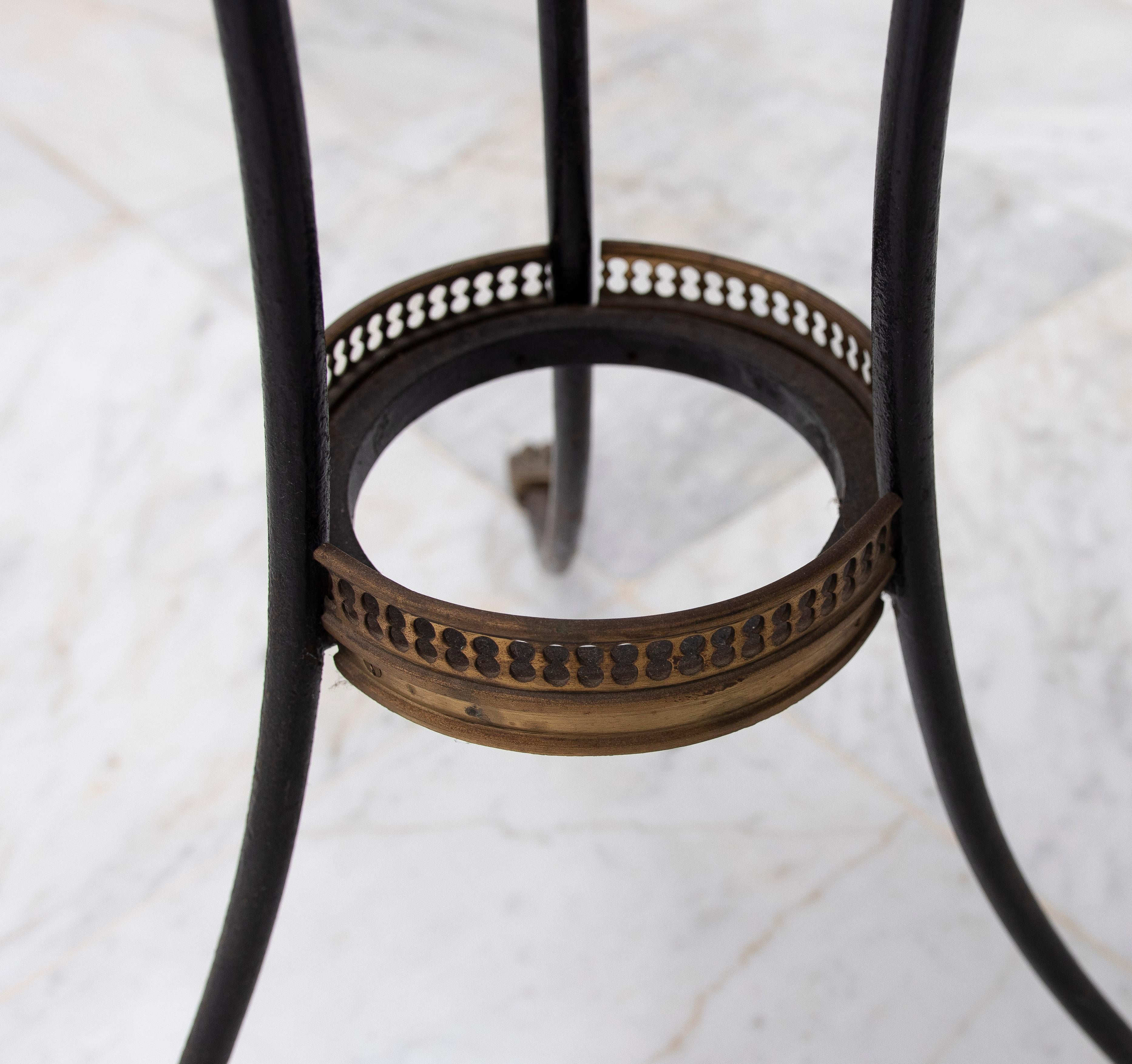 Table Gueridon avec pieds en fer, pieds en bronze The Claw et couvercle rond peint en vente 6