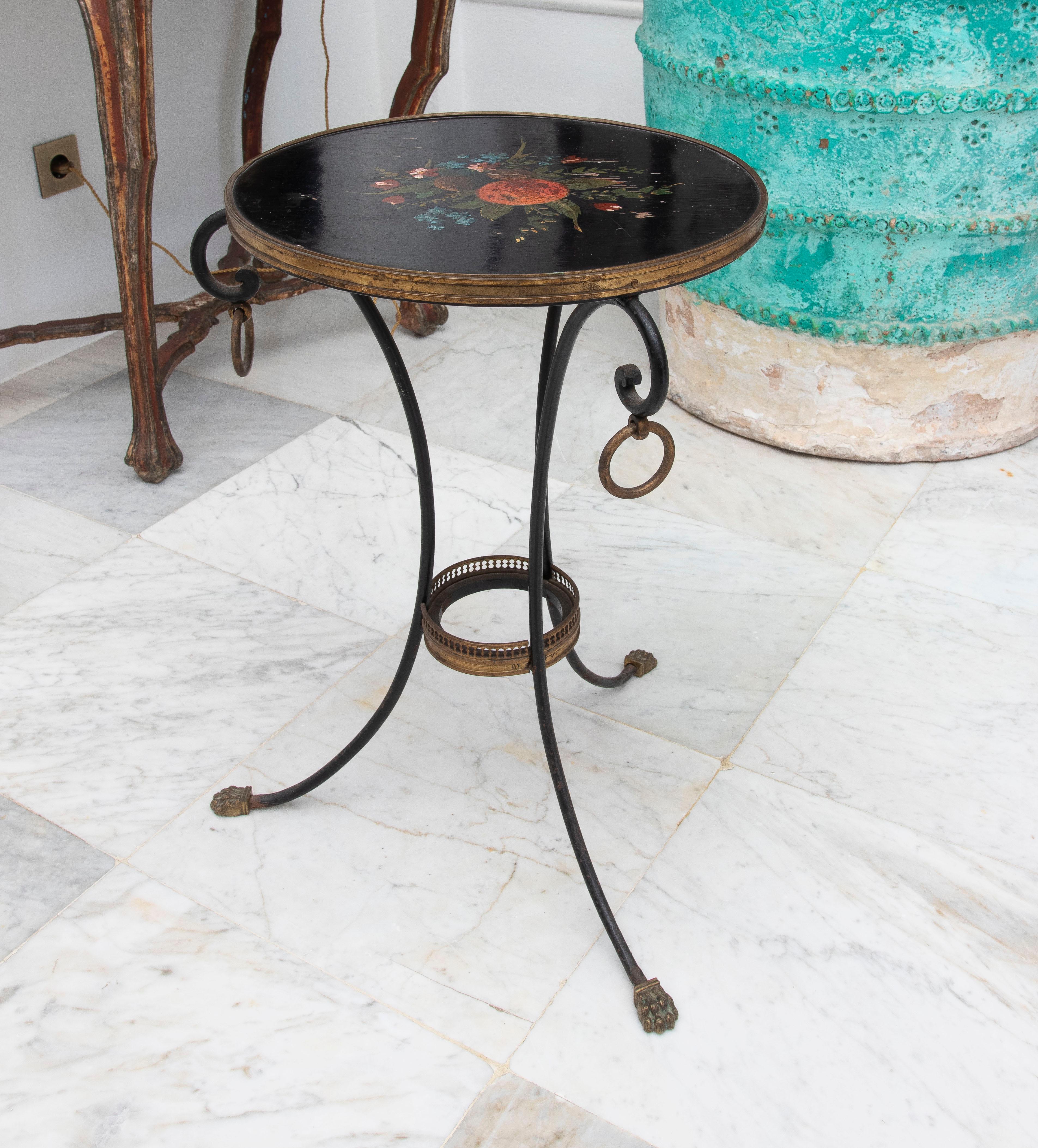 Peint à la main Table Gueridon avec pieds en fer, pieds en bronze The Claw et couvercle rond peint en vente
