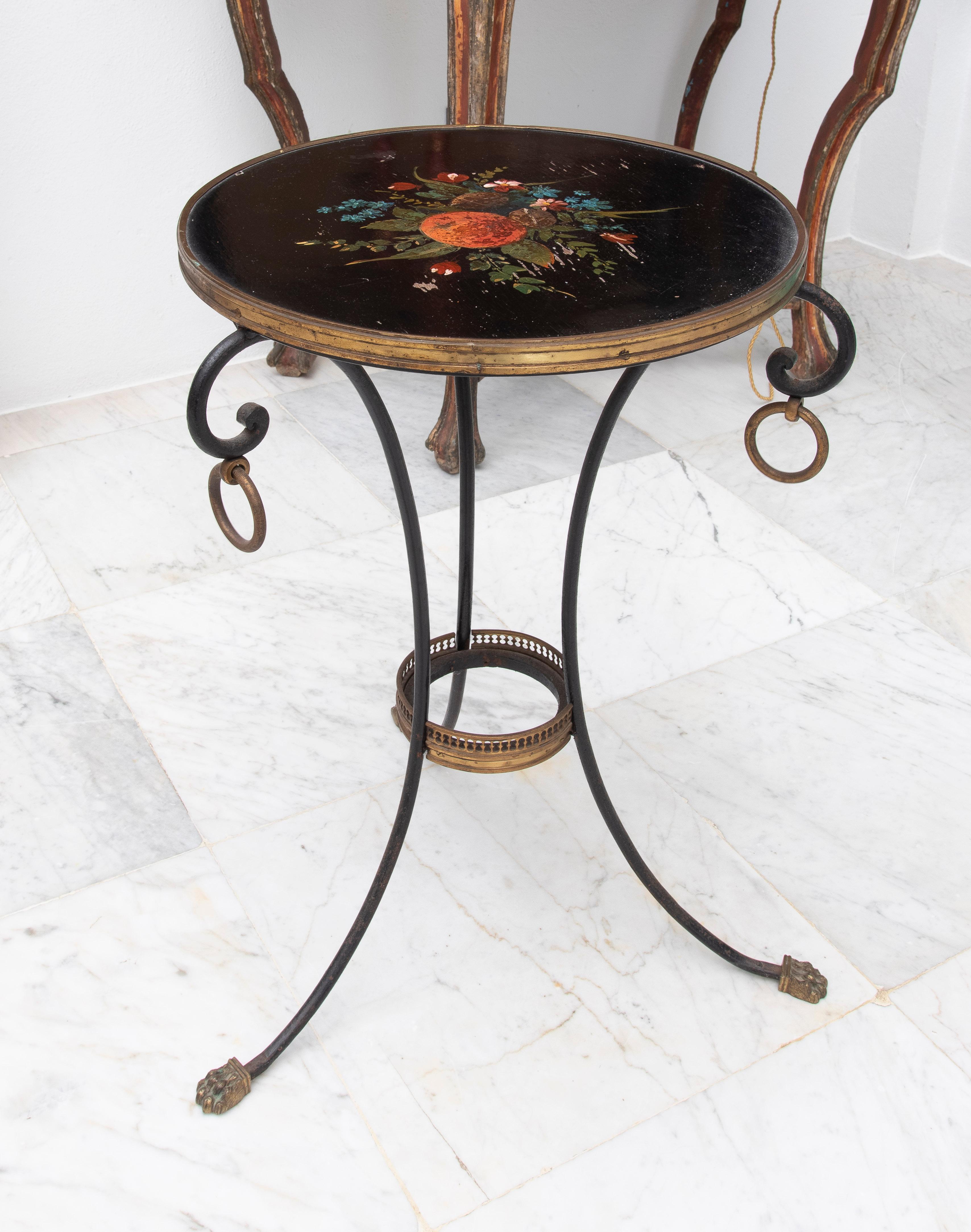 Table Gueridon avec pieds en fer, pieds en bronze The Claw et couvercle rond peint Bon état - En vente à Marbella, ES