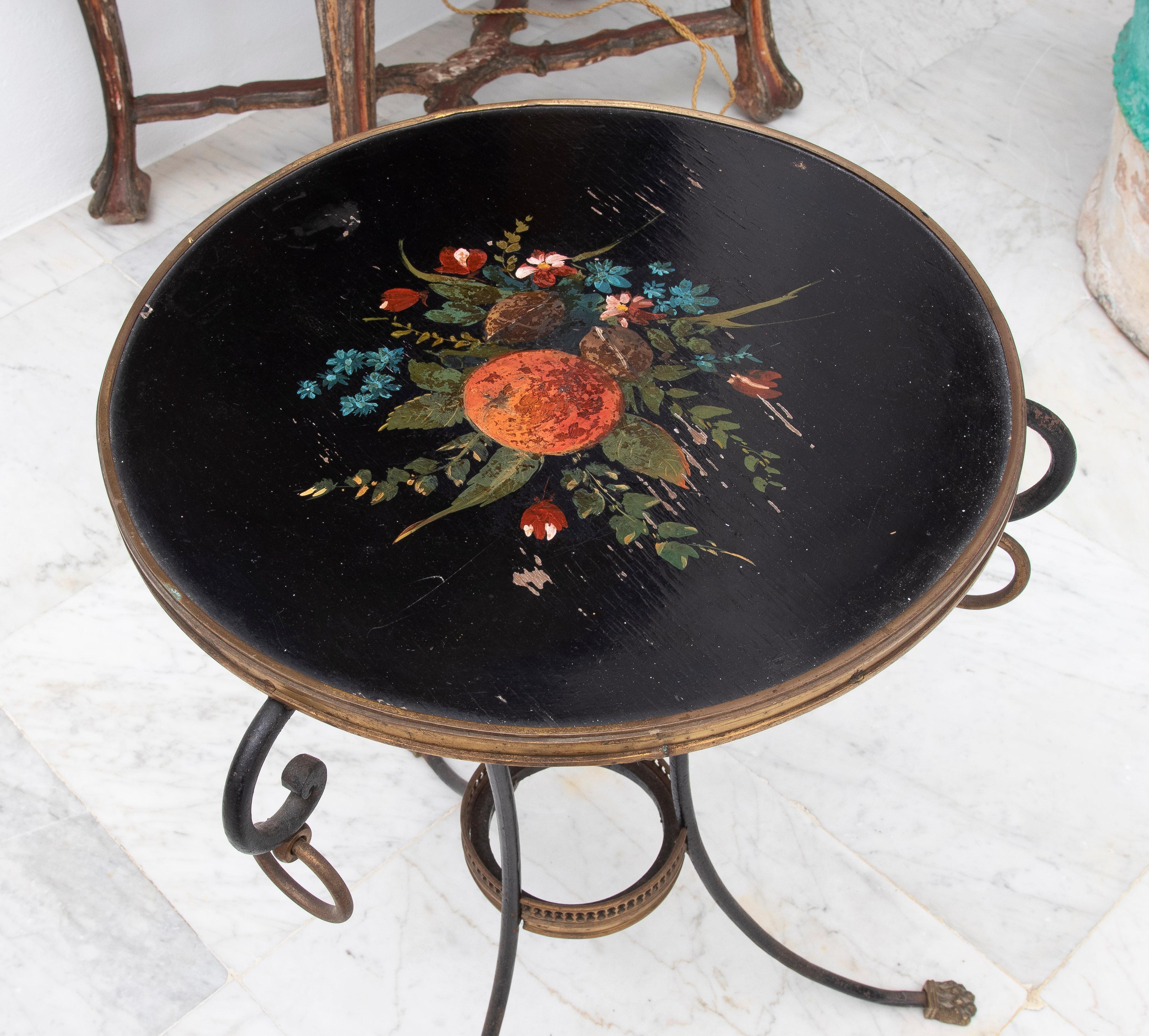 XIXe siècle Table Gueridon avec pieds en fer, pieds en bronze The Claw et couvercle rond peint en vente