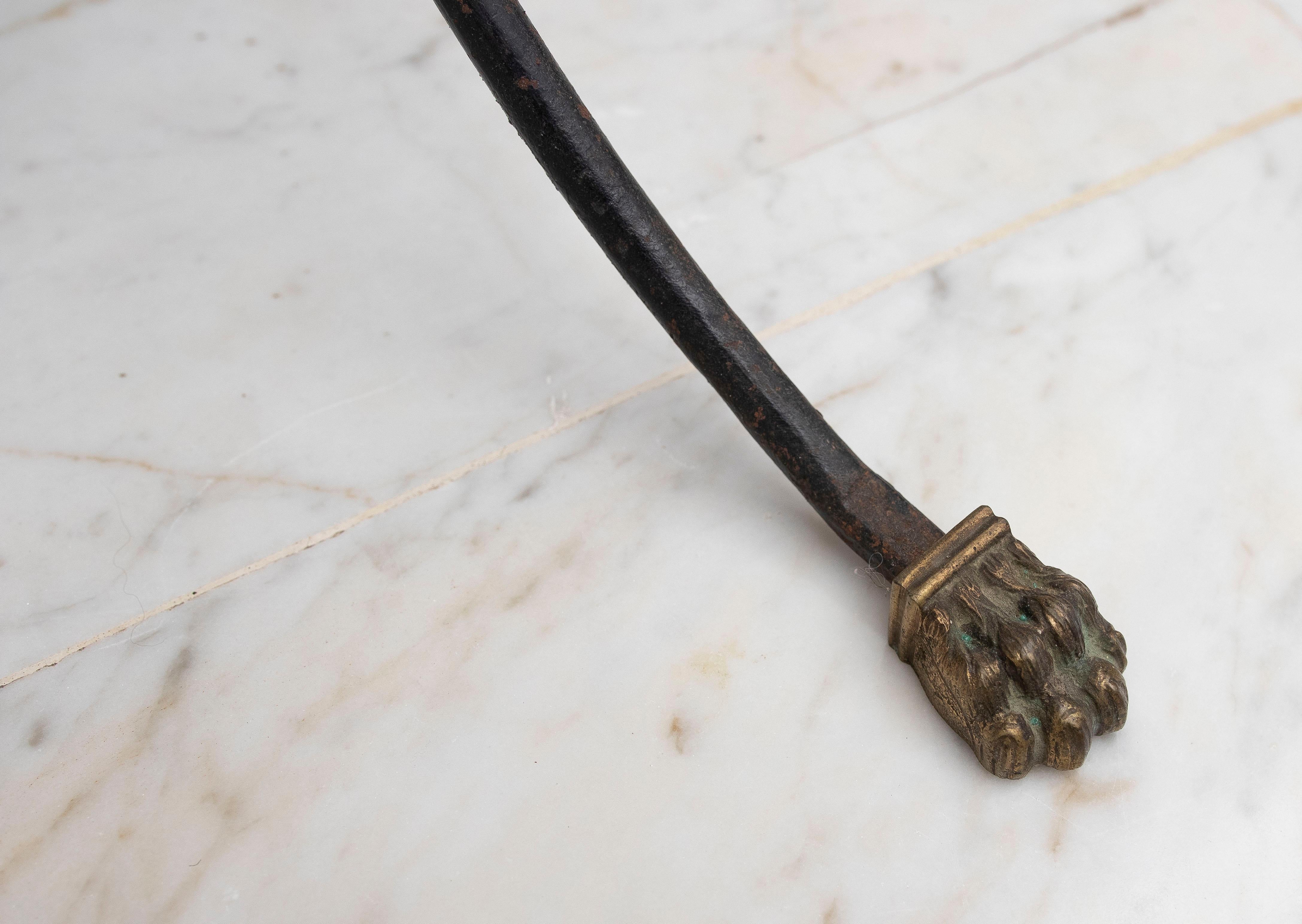 Table Gueridon avec pieds en fer, pieds en bronze The Claw et couvercle rond peint en vente 2