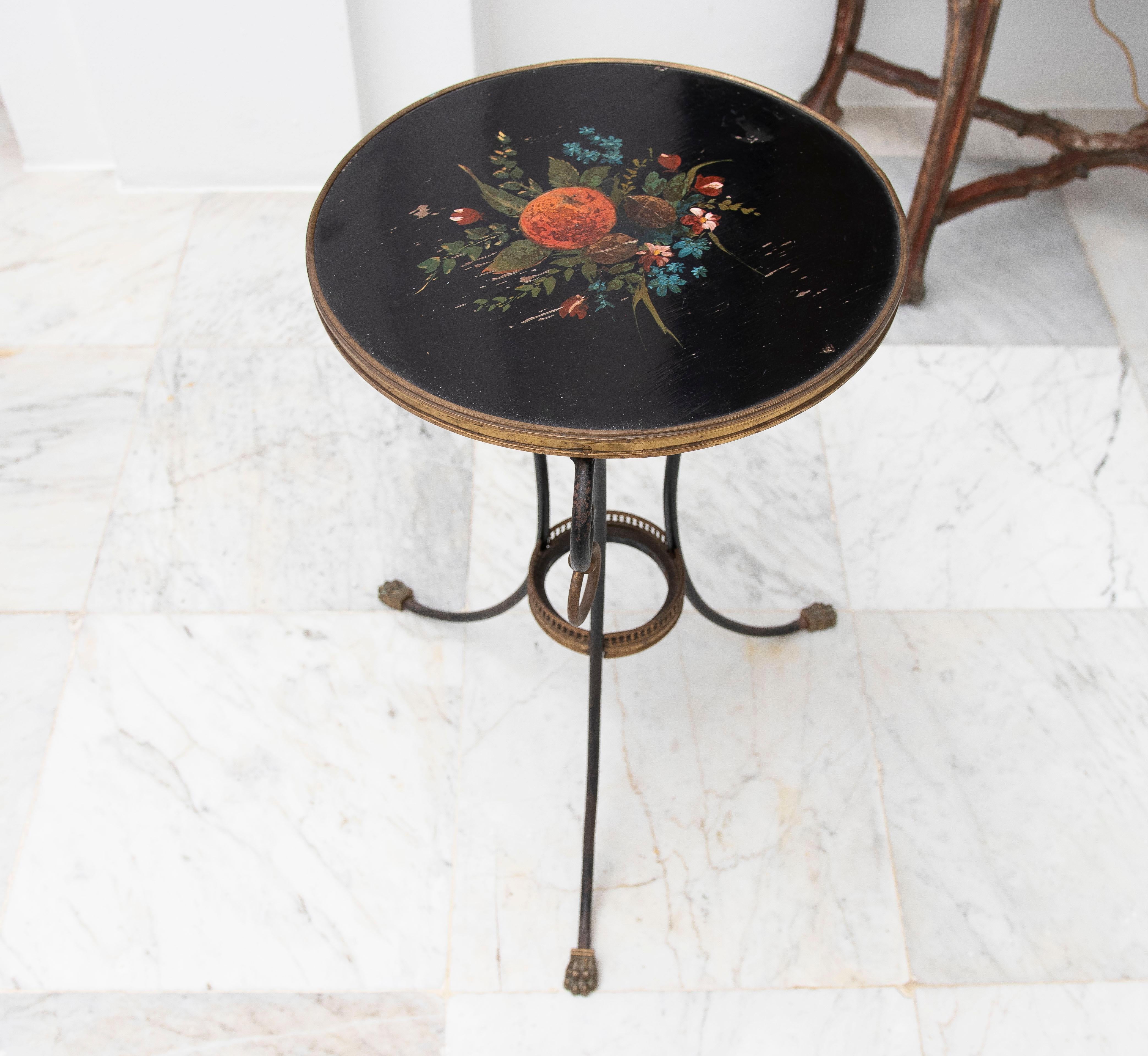 Table Gueridon avec pieds en fer, pieds en bronze The Claw et couvercle rond peint en vente 3