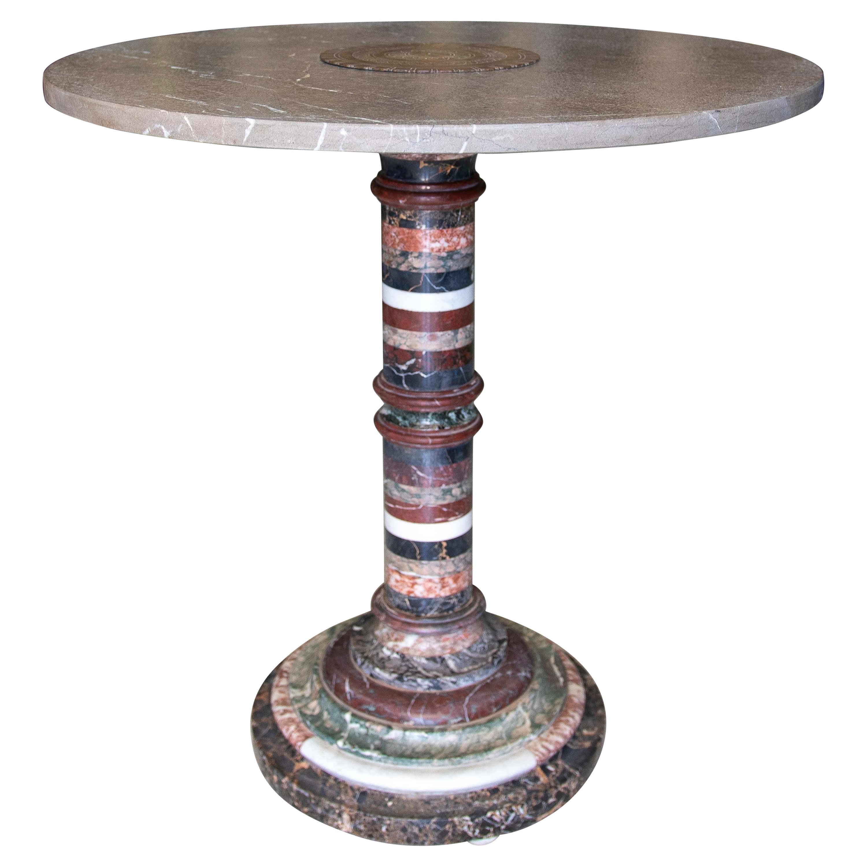 Mesa Gueridón con Piezas de Mármol de Distintos Colores y Bronce.