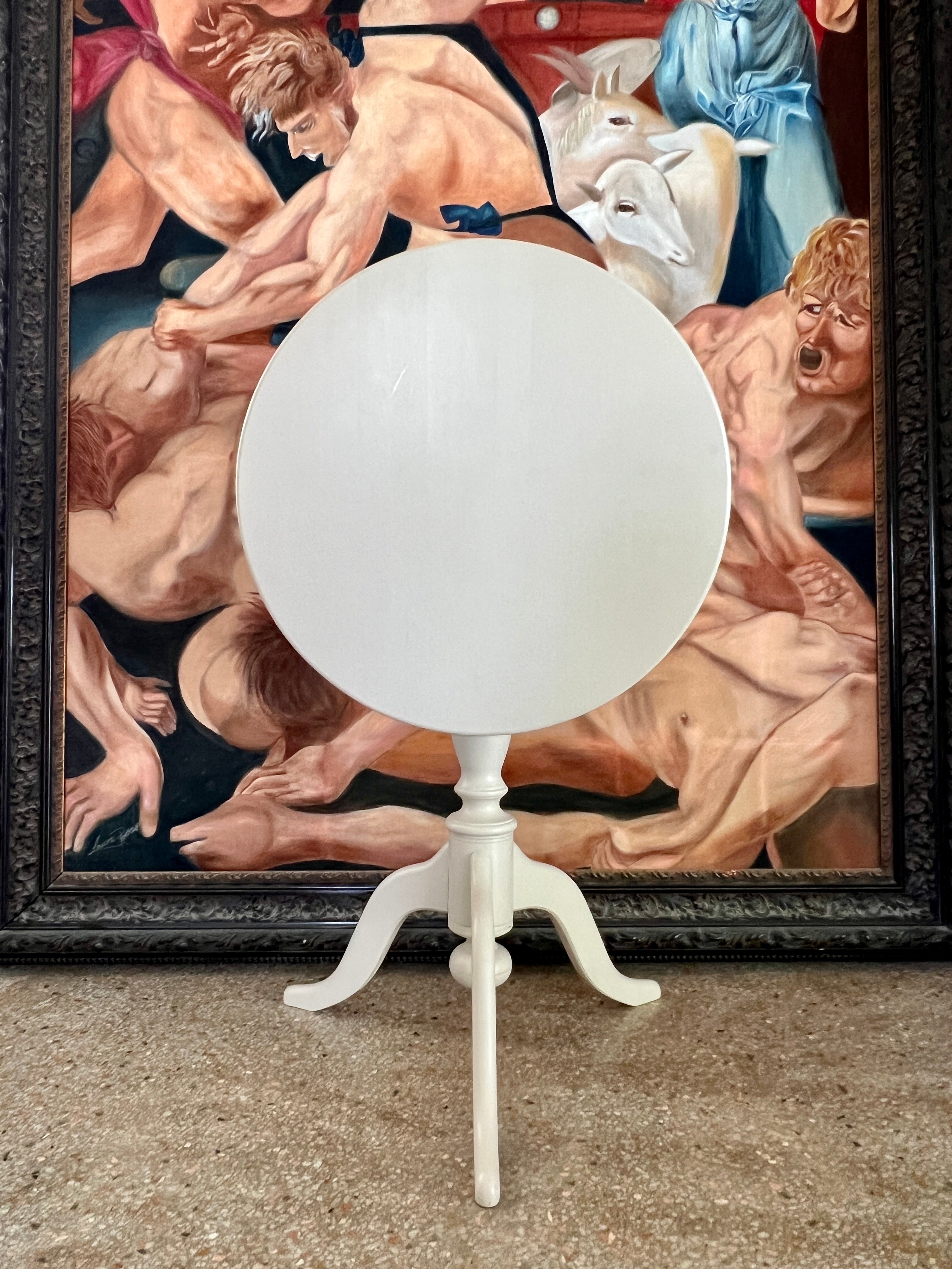 Gustavien Table d'appoint suédoise Gueridon avec Tilt Top Design peint à la main en Greige en vente