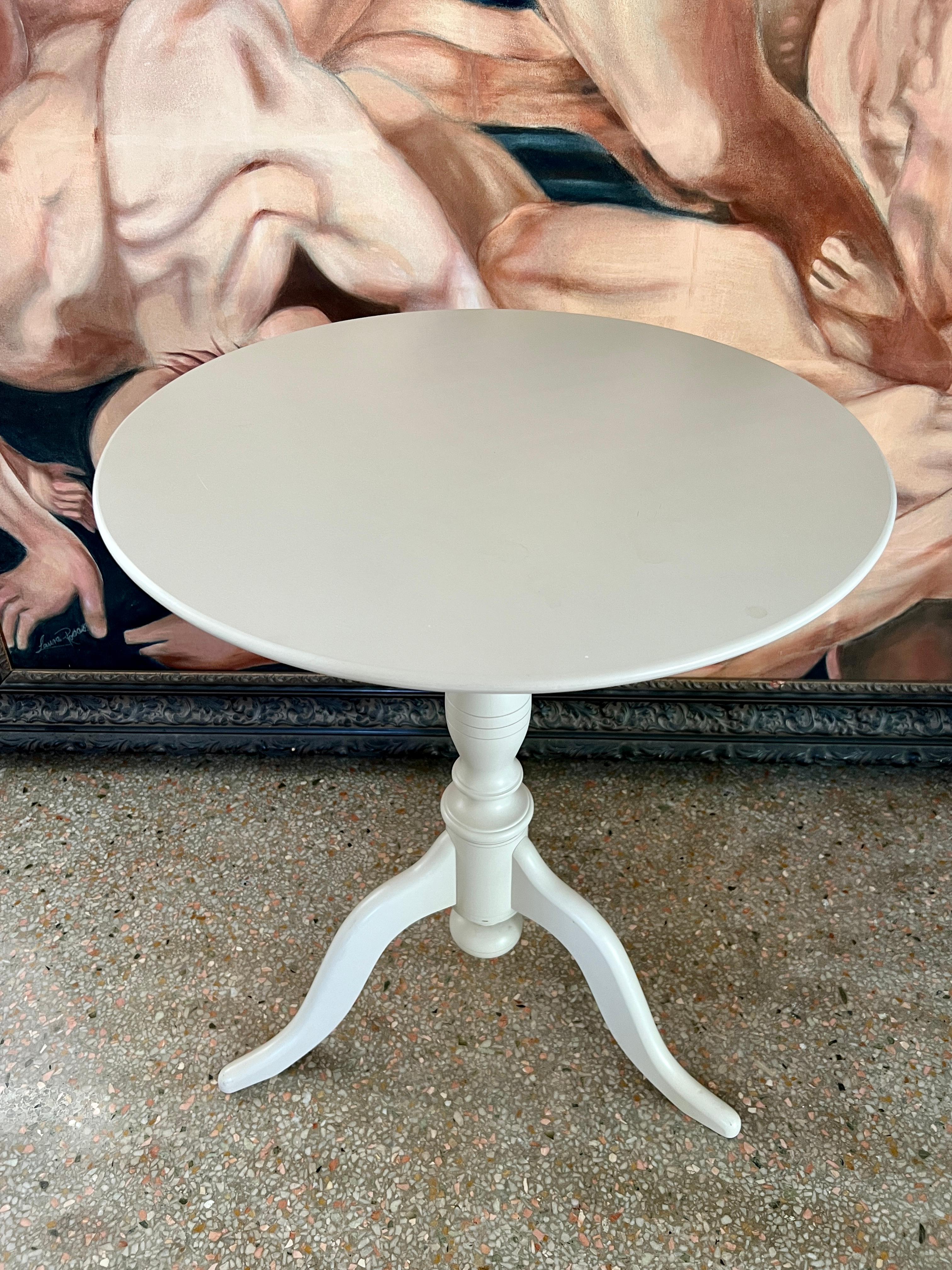 Bois Table d'appoint suédoise Gueridon avec Tilt Top Design peint à la main en Greige en vente