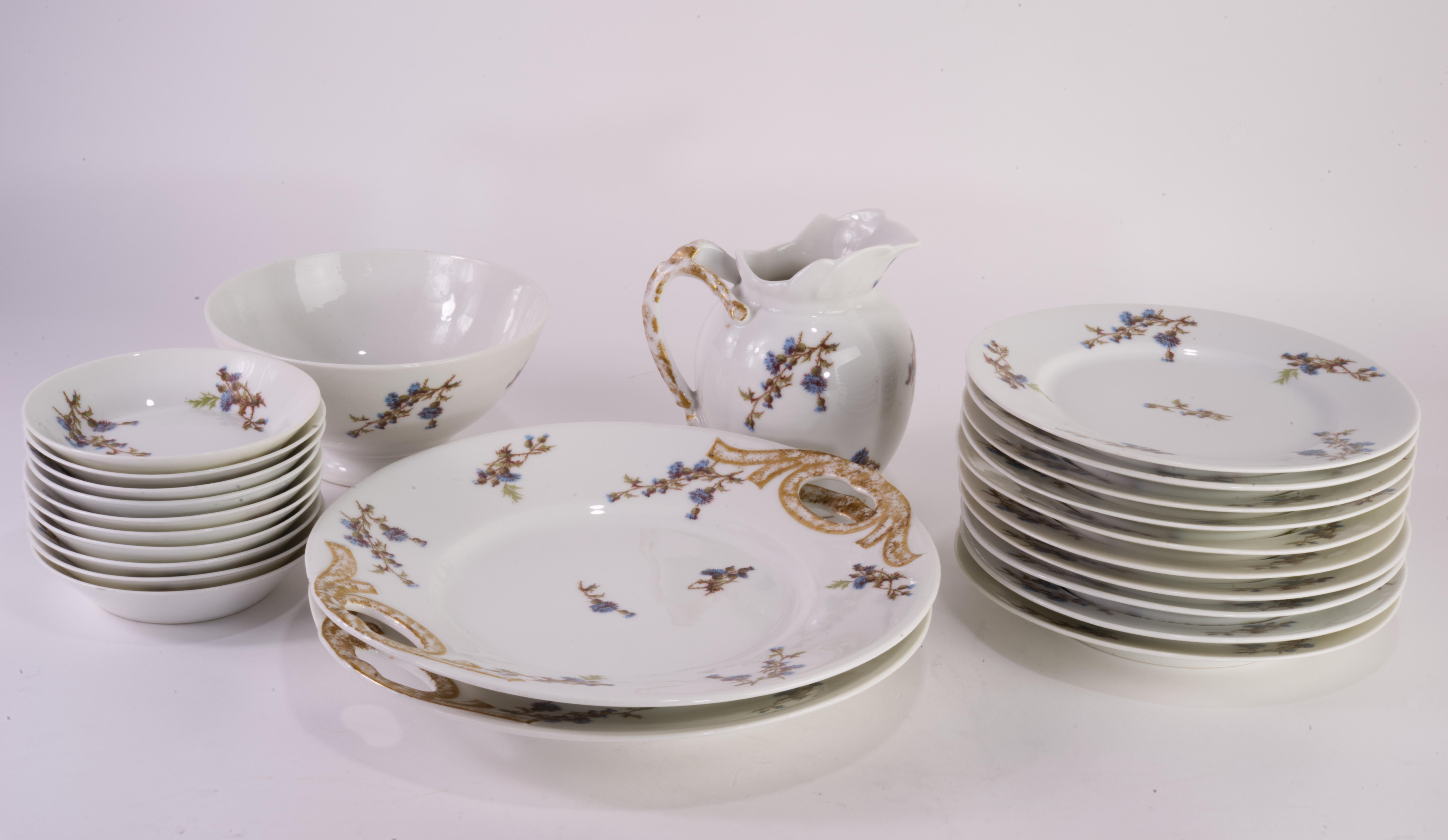 El juego de 10 platos de postre, 10 cuencos para salsa/fruta, 2 platos para tarta, compota y jarra para jarabe de Guerin &Co se fabricó en porcelana fina semitransparente de Limoges, Francia. El juego está decorado a mano en estilo victoriano con