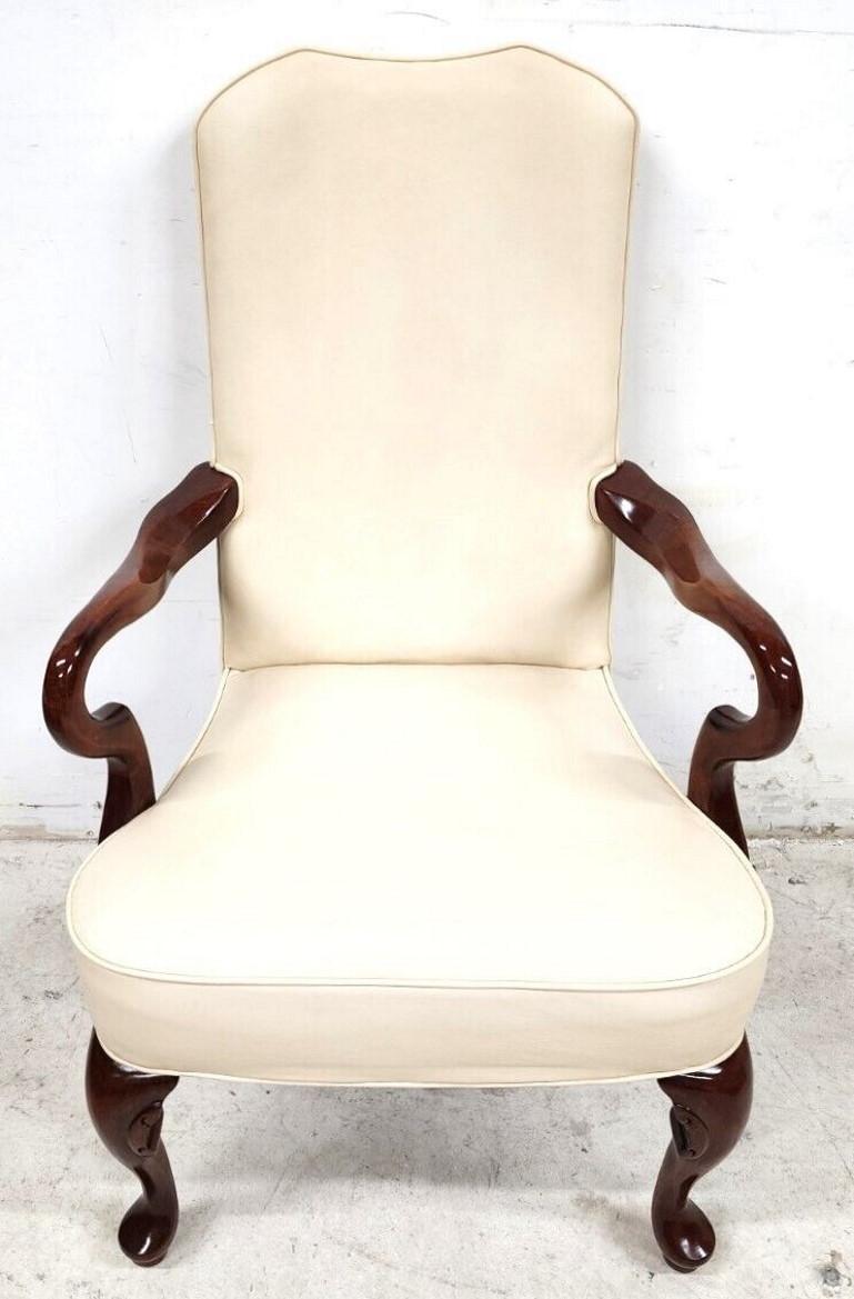 Nous vous proposons l'une de nos récentes acquisitions de meubles fins de palm beach estate d'un 
Fauteuil Guerin en bois massif et cuir véritable par Leathercraft

Mesures approximatives en pouces
43