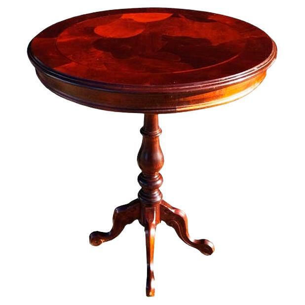 Diese Tische sind rund auf einem Dreibein Luis Felipe Stil, Queen Anne Stil Beistelltisch

Schöne Holztische. Dieses Tischpaar aus der Mitte des Jahrhunderts ist in perfektem Zustand und hat seine wertvolle Originallackierung mit einer schönen