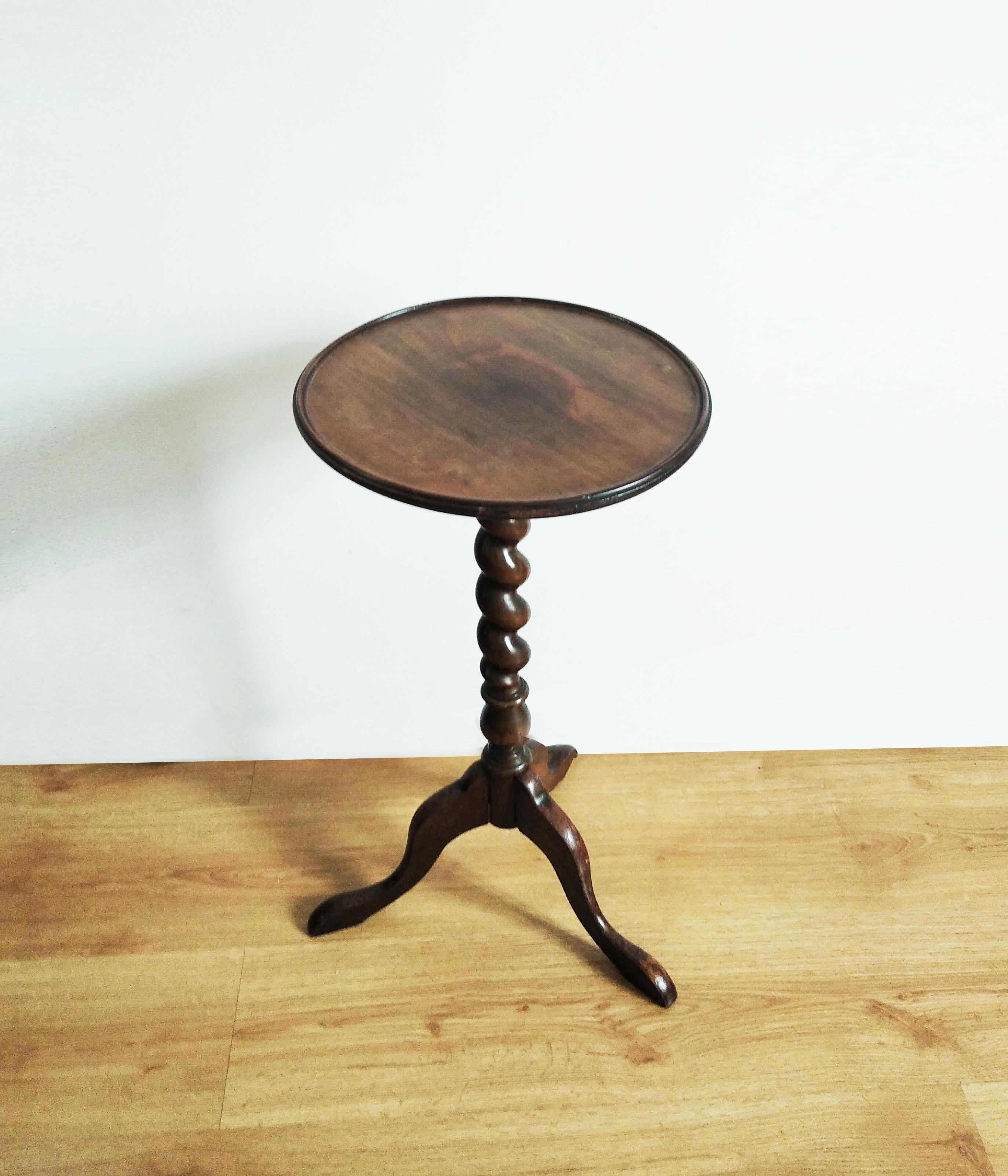 Early 20th Century  pedestal twist leg base 

Walnut wood

End table or Guerindon.

Side table or table perfect as a small support table in a living room or even to use as a pedestal to put a large planter or a sculpture
  It has a base with a